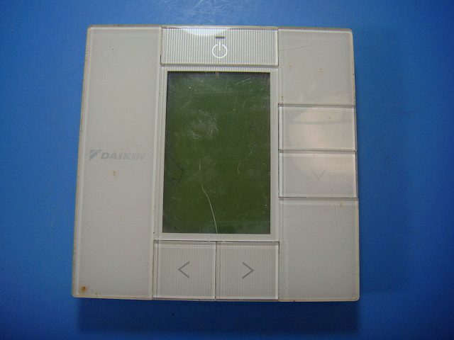 【商品情報】 メーカー：ダイキン 型番：BRC1G1 付属品：本体（写真内の物ですべてになります） ※電池カバー、バッテリー、充電器、コード、ふた カバー、枠等の付属品は写真に写ってない場合付属しません。 【商品の状態に関して】 使用感、スレキズ、日焼け等あります。 液漏れ少しあります。写真をご確認ください。 【状態に関して】 ・割れ、さび、日焼け、変色等写真よりご判断下さい。 ・給湯器等の水回りリモコンの水垢汚れは写真よりご判断下さい。 ・配線ありの商品に関して、切り具合は、写真よりご判断下さい。 ・電池ケース内、その他にさびがある場合写真に掲載致します。 ・簡易清掃になります。（アルコール消毒済み） ・商品の色見はご利用のパソコンやモニターの環境により、 実物と多少異なる場合がございます、ご了承下さい。 【業務エアコン、給湯器、子機等に関して】 本体がない為動作確認は行っておりません。 万が一、不具合の額ご返金致します。(到着7日以内に限ります) ※取付前に必ず業者の方に動作確認をしてもらって下さい。 【充電器、バッテリー等がある商品に関して】 バッテリー、充電器、コード等写真に写ってる場合は付属します。 ※バッテリーは、消耗品の為、動作補償対象外になります。 使用可能か、寿命等も不明です。 【発送に関して】 全国一律送料無料（日本郵便） ※離島・一部地域でも追加送料はかかりません。 厚み3cm以内はクリックポストで発送致します 厚み3cm以上はレターパックで発送致します。 13時までのお支払いの場合、当日発送致します。 13時以降のお支払いの場合、翌日発送致します。 ※交通状況、天候、当社の都合等で変更になる場合があります。 もちろんその場合も送料無料です。 【不良品返金保証に関して】 商品説明に記載が無い破損、不具合がある場合ご返金致します。　　　 到着後7日間以内にメール又はお電話にてご連絡下さい。 お客様都合による返品・交換は受付けておりません。ご了承下さい。 【ストア情報】 会社名：オークショップ 電話番号：076-201-8087 免許情報：古物商許可証　第511070011425号/石川県公安委員会