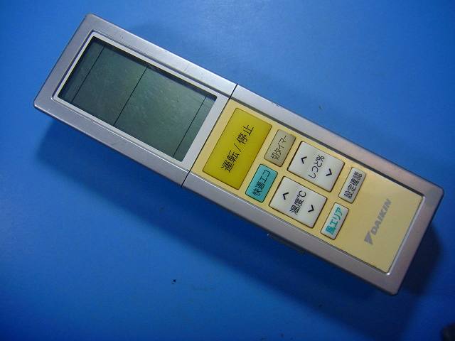 【商品情報】 メーカー：ダイキン 型番：ARC456A23 付属品：本体（写真内の物ですべてになります） ※電池カバー、バッテリー、充電器、コード、ふた カバー、枠等の付属品は写真に写ってない場合付属しません。 【商品の状態に関して】 使用感、スレキズ、日焼け等あります。 赤外線による動作確認OKでした 【状態に関して】 ・割れ、さび、日焼け、変色等写真よりご判断下さい。 ・給湯器等の水回りリモコンの水垢汚れは写真よりご判断下さい。 ・配線ありの商品に関して、切り具合は、写真よりご判断下さい。 ・電池ケース内、その他にさびがある場合写真に掲載致します。 ・商品の色見はご利用のパソコンやモニターの環境により、 実物と多少異なる場合がございます、ご了承下さい。 【赤外線による動作確認ができる商品に関して】 赤外線による動作確認ができる商品は、全ボタン動作確認しております。 不具合がある場合は、上記の（商品の状態に関して）の欄に記載いたします。 赤外線による動作確認がとれる主なリモコンは下記になります。 家庭用エアコン、テレビ、レコーダー、オーディオ、照明などのリモコンです。 ※一部赤外線タイプではない商品がございます。その場合は動作未確認のため、 動作保証は、下記の給湯器などのリモコンと同じ扱いとなります。 【業務エアコン、給湯器、子機等に関して】 本体がない為動作確認は行っておりません。 万が一、不具合の額ご返金致します。(到着7日以内に限ります) ※取付前に必ず業者の方に動作確認をしてもらって下さい。 【充電器、バッテリー等がある商品に関して】 バッテリー、充電器、コード等写真に写ってる場合は付属します。 ※バッテリーは、消耗品の為、動作補償対象外になります。 使用可能か、寿命等も不明です。 【商品の清掃に関して】 できるだけ販売価格を抑えるため、全体的に簡易清掃になります。 商品に管理番号を貼り保管しているため、テープの粘着部が 残る場合がございます。ご了承ください。 【発送に関して】 全国一律送料無料（日本郵便） ※離島・一部地域でも追加送料はかかりません。 厚み3cm以内はクリックポストで発送致します 厚み3cm以上はレターパックで発送致します。 13時までのお支払いの場合、当日発送致します。 13時以降のお支払いの場合、翌日発送致します。 ※交通状況、天候、当社の都合等で変更になる場合があります。 もちろんその場合も送料無料です。 【不良品返金保証に関して】 商品説明に記載が無い破損、不具合がある場合ご返金致します。　　　 到着後7日間以内にメール又はお電話にてご連絡下さい。 お客様都合による返品・交換は受付けておりません。ご了承下さい。 【ストア情報】 会社名：オークショップ 電話番号：076-201-8087 免許情報：古物商許可証　第511070011425号/石川県公安委員会　