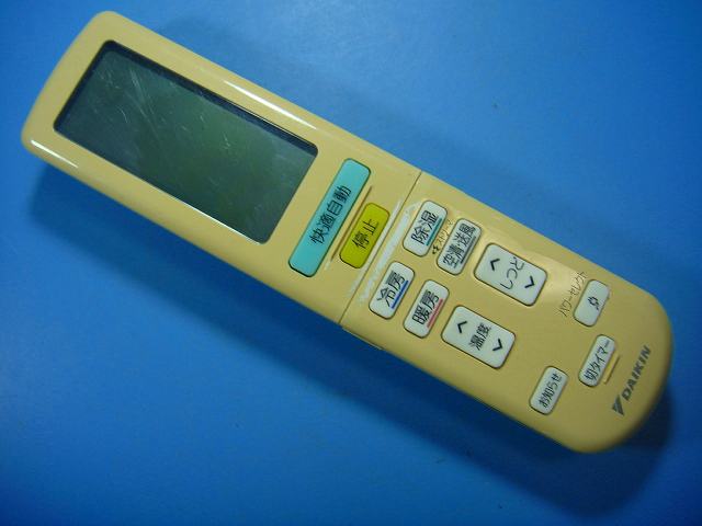 【商品情報】 メーカー：ダイキン 型番：ARC472A12 付属品：本体（写真内の物ですべてになります） ※電池カバー、バッテリー、充電器、コード、ふた カバー、枠等の付属品は写真に写ってない場合付属しません。 【商品の状態に関して】 使用感、スレキズ、日焼け等あります。 赤外線による動作確認OKでした 【状態に関して】 ・割れ、さび、日焼け、変色等写真よりご判断下さい。 ・給湯器等の水回りリモコンの水垢汚れは写真よりご判断下さい。 ・配線ありの商品に関して、切り具合は、写真よりご判断下さい。 ・電池ケース内、その他にさびがある場合写真に掲載致します。 ・商品の色見はご利用のパソコンやモニターの環境により、 実物と多少異なる場合がございます、ご了承下さい。 【赤外線による動作確認ができる商品に関して】 赤外線による動作確認ができる商品は、全ボタン動作確認しております。 不具合がある場合は、上記の（商品の状態に関して）の欄に記載いたします。 赤外線による動作確認がとれる主なリモコンは下記になります。 家庭用エアコン、テレビ、レコーダー、オーディオ、照明などのリモコンです。 ※一部赤外線タイプではない商品がございます。その場合は動作未確認のため、 動作保証は、下記の給湯器などのリモコンと同じ扱いとなります。 【業務エアコン、給湯器、子機等に関して】 本体がない為動作確認は行っておりません。 万が一、不具合の額ご返金致します。(到着7日以内に限ります) ※取付前に必ず業者の方に動作確認をしてもらって下さい。 【充電器、バッテリー等がある商品に関して】 バッテリー、充電器、コード等写真に写ってる場合は付属します。 ※バッテリーは、消耗品の為、動作補償対象外になります。 使用可能か、寿命等も不明です。 【商品の清掃に関して】 できるだけ販売価格を抑えるため、全体的に簡易清掃になります。 商品に管理番号を貼り保管しているため、テープの粘着部が 残る場合がございます。ご了承ください。 【発送に関して】 全国一律送料無料（日本郵便） ※離島・一部地域でも追加送料はかかりません。 厚み3cm以内はクリックポストで発送致します 厚み3cm以上はレターパックで発送致します。 13時までのお支払いの場合、当日発送致します。 13時以降のお支払いの場合、翌日発送致します。 ※交通状況、天候、当社の都合等で変更になる場合があります。 もちろんその場合も送料無料です。 【不良品返金保証に関して】 商品説明に記載が無い破損、不具合がある場合ご返金致します。　　　 到着後7日間以内にメール又はお電話にてご連絡下さい。 お客様都合による返品・交換は受付けておりません。ご了承下さい。 【ストア情報】 会社名：オークショップ 電話番号：076-201-8087 免許情報：古物商許可証　第511070011425号/石川県公安委員会　
