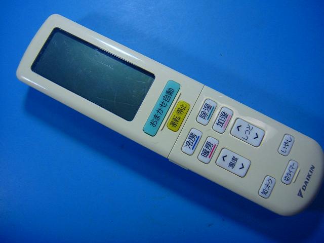 【商品情報】 メーカー：ダイキン 型番：BRC937A602 付属品：本体（写真内の物ですべてになります） ※電池カバー、バッテリー、充電器、コード、ふた カバー、枠等の付属品は写真に写ってない場合付属しません。 【商品の状態に関して】 使用感、スレキズ、日焼け等あります。 赤外線による動作確認OKです 【状態に関して】 ・割れ、さび、日焼け、変色等写真よりご判断下さい。 ・給湯器等の水回りリモコンの水垢汚れは写真よりご判断下さい。 ・配線ありの商品に関して、切り具合は、写真よりご判断下さい。 ・電池ケース内、その他にさびがある場合写真に掲載致します。 ・商品の色見はご利用のパソコンやモニターの環境により、 実物と多少異なる場合がございます、ご了承下さい。 【赤外線による動作確認ができる商品に関して】 赤外線による動作確認ができる商品は、全ボタン動作確認しております。 不具合がある場合は、上記の（商品の状態に関して）の欄に記載いたします。 赤外線による動作確認がとれる主なリモコンは下記になります。 家庭用エアコン、テレビ、レコーダー、オーディオ、照明などのリモコンです。 ※一部赤外線タイプではない商品がございます。その場合は動作未確認のため、 動作保証は、下記の給湯器などのリモコンと同じ扱いとなります。 【業務エアコン、給湯器、子機等に関して】 本体がない為動作確認は行っておりません。 万が一、不具合の額ご返金致します。(到着7日以内に限ります) ※取付前に必ず業者の方に動作確認をしてもらって下さい。 【充電器、バッテリー等がある商品に関して】 バッテリー、充電器、コード等写真に写ってる場合は付属します。 ※バッテリーは、消耗品の為、動作補償対象外になります。 使用可能か、寿命等も不明です。 【商品の清掃に関して】 できるだけ販売価格を抑えるため、全体的に簡易清掃になります。 商品に管理番号を貼り保管しているため、テープの粘着部が 残る場合がございます。ご了承ください。 【発送に関して】 全国一律送料無料（日本郵便） ※離島・一部地域でも追加送料はかかりません。 厚み3cm以内はクリックポストで発送致します 厚み3cm以上はレターパックで発送致します。 13時までのお支払いの場合、当日発送致します。 13時以降のお支払いの場合、翌日発送致します。 ※交通状況、天候、当社の都合等で変更になる場合があります。 もちろんその場合も送料無料です。 【不良品返金保証に関して】 商品説明に記載が無い破損、不具合がある場合ご返金致します。　　　 到着後7日間以内にメール又はお電話にてご連絡下さい。 お客様都合による返品・交換は受付けておりません。ご了承下さい。 【ストア情報】 会社名：オークショップ 電話番号：076-201-8087 免許情報：古物商許可証　第511070011425号/石川県公安委員会　