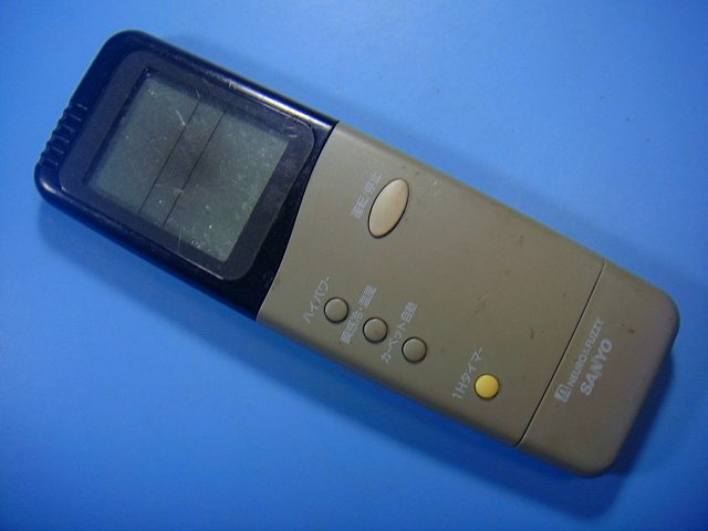 【商品情報】 メーカー:SANYO エアコンリモコン 型番：RCS-VR4A 付属品：本体（写真内の物ですべてになります） ※電池カバー、バッテリー、充電器、コード、ふた カバー、枠等の付属品は写真に写ってない場合付属しません。 【商品の状態に関して】 使用感、スレキズ、日焼け等あります。 赤外線による動作確認OKでした 液晶真ん中あたり薄く黒くなってます。写真をご確認ください 【状態に関して】 ・割れ、さび、日焼け、変色等写真よりご判断下さい。 ・給湯器等の水回りリモコンの水垢汚れは写真よりご判断下さい。 ・配線ありの商品に関して、切り具合は、写真よりご判断下さい。 ・電池ケース内、その他にさびがある場合写真に掲載致します。 ・商品の色見はご利用のパソコンやモニターの環境により、 実物と多少異なる場合がございます、ご了承下さい。 【赤外線による動作確認ができる商品に関して】 赤外線による動作確認ができる商品は、全ボタン動作確認しております。 不具合がある場合は、上記の（商品の状態に関して）の欄に記載いたします。 赤外線による動作確認がとれる主なリモコンは下記になります。 家庭用エアコン、テレビ、レコーダー、オーディオ、照明などのリモコンです。 ※一部赤外線タイプではない商品がございます。その場合は動作未確認のため、 動作保証は、下記の給湯器などのリモコンと同じ扱いとなります。 【業務エアコン、給湯器、子機等に関して】 本体がない為動作確認は行っておりません。 万が一、不具合の額ご返金致します。(到着7日以内に限ります) ※取付前に必ず業者の方に動作確認をしてもらって下さい。 【充電器、バッテリー等がある商品に関して】 バッテリー、充電器、コード等写真に写ってる場合は付属します。 ※バッテリーは、消耗品の為、動作補償対象外になります。 使用可能か、寿命等も不明です。 【商品の清掃に関して】 できるだけ販売価格を抑えるため、全体的に簡易清掃になります。 商品に管理番号を貼り保管しているため、テープの粘着部が 残る場合がございます。ご了承ください。 【発送に関して】 全国一律送料無料（日本郵便） ※離島・一部地域でも追加送料はかかりません。 厚み3cm以内はクリックポストで発送致します 厚み3cm以上はレターパックで発送致します。 13時までのお支払いの場合、当日発送致します。 13時以降のお支払いの場合、翌日発送致します。 ※交通状況、天候、当社の都合等で変更になる場合があります。 もちろんその場合も送料無料です。 【不良品返金保証に関して】 商品説明に記載が無い破損、不具合がある場合ご返金致します。　　　 到着後7日間以内にメール又はお電話にてご連絡下さい。 お客様都合による返品・交換は受付けておりません。ご了承下さい。 【ストア情報】 会社名：オークショップ 電話番号：076-201-8087 免許情報：古物商許可証　第511070011425号/石川県公安委員会　