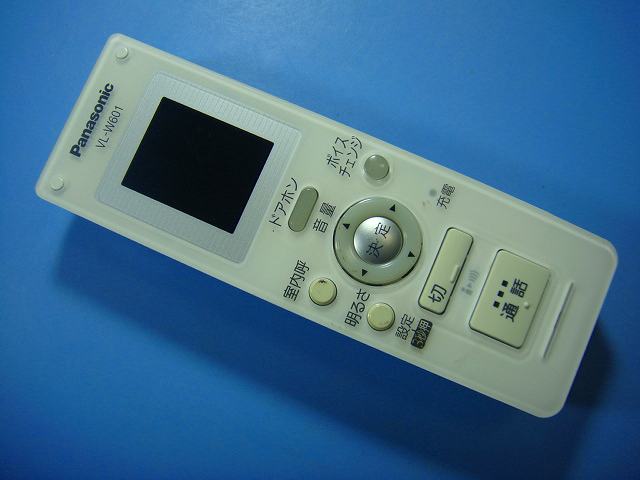 【商品情報】 メーカー：Panasonic 型番：VL-W601 付属品：本体（写真内の物ですべてになります） ※写真に写っていない物は付属しません。 例）電池カバー、バッテリー、充電器、電源コードなど 【商品の状態に関して】 使用感、スレキズ、日焼け等あります。 【状態に関して】 ・割れ、さび、日焼け、変色等写真よりご判断下さい。 ・給湯器等の水回りリモコンの水垢汚れは写真よりご判断下さい。 ・配線ありの商品に関して、切り具合は、写真よりご判断下さい。 ・電池ケース内、その他にさびがある場合写真に掲載致します。 ・簡易清掃になります。（アルコール消毒済み） ・商品の色見はご利用のパソコンやモニターの環境により、 　実物と多少異なる場合があります、ご了承下さい。 【業務エアコン、給湯器、子機等に関して】 本体がない為動作確認は行っておりません。 万が一、不具合の額ご返金致します。(到着7日以内に限ります) ※取付前に必ず業者の方に動作確認をしてもらって下さい。 【充電器、バッテリー等がある商品に関して】 バッテリー、充電器、コード等写真に写ってる場合は付属します。 ※バッテリーは、消耗品の為、動作補償対象外になります。 使用可能か、寿命等も不明です。 【発送に関して】 全国一律送料無料（日本郵便） ※離島・一部地域でも追加送料はかかりません。 厚み3cm以内はクリックポストで発送致します 厚み3cm以上はレターパックで発送致します。 13時までのお支払いの場合、当日発送致します。 13時以降のお支払いの場合、翌日発送致します。 ※交通状況、天候、当社の都合等で変更になる場合があります。 もちろんその場合も送料無料です。 【不良品返金保証に関して】 商品説明に記載が無い破損、不具合がある場合ご返金致します。　　　 到着後7日間以内にメール又はお電話にてご連絡下さい。 お客様都合による返品・交換は受付けておりません。ご了承下さい。 【ストア情報】 会社名：オークショップ 電話番号：076-201-8087 免許情報：古物商許可証　第511070011425号/石川県公安委員会　　