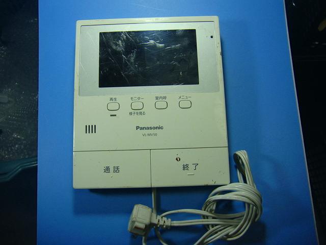 【商品情報】 メーカー：Panasonic 型番：VL-MV50 付属品：本体（写真内の物ですべてになります） ※電池カバー、バッテリー、充電器、コード、ふた カバー、枠等の付属品は写真に写ってない場合付属しません。 【商品の状態に関して】 使用感、スレキズ、日焼け等あります。 【状態に関して】 ・割れ、さび、日焼け、変色等写真よりご判断下さい。 ・給湯器等の水回りリモコンの水垢汚れは写真よりご判断下さい。 ・配線ありの商品に関して、切り具合は、写真よりご判断下さい。 ・電池ケース内、その他にさびがある場合写真に掲載致します。 ・簡易清掃になります。（アルコール消毒済み） ・商品の色見はご利用のパソコンやモニターの環境により、 実物と多少異なる場合がございます、ご了承下さい。 【業務エアコン、給湯器、子機等に関して】 本体がない為動作確認は行っておりません。 万が一、不具合の額ご返金致します。(到着7日以内に限ります) ※取付前に必ず業者の方に動作確認をしてもらって下さい。 【充電器、バッテリー等がある商品に関して】 バッテリー、充電器、コード等写真に写ってる場合は付属します。 ※バッテリーは、消耗品の為、動作補償対象外になります。 使用可能か、寿命等も不明です。 【発送に関して】 全国一律送料無料（日本郵便） ※離島・一部地域でも追加送料はかかりません。 厚み3cm以内はクリックポストで発送致します 厚み3cm以上はレターパックで発送致します。 13時までのお支払いの場合、当日発送致します。 13時以降のお支払いの場合、翌日発送致します。 ※交通状況、天候、当社の都合等で変更になる場合があります。 もちろんその場合も送料無料です。 【不良品返金保証に関して】 商品説明に記載が無い破損、不具合がある場合ご返金致します。　　　 到着後7日間以内にメール又はお電話にてご連絡下さい。 お客様都合による返品・交換は受付けておりません。ご了承下さい。 【ストア情報】 会社名：オークショップ 電話番号：076-201-8087 免許情報：古物商許可証　第511070011425号/石川県公安委員会
