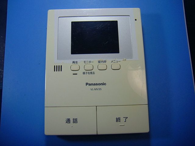 【商品情報】 メーカー：Panasonic 型番：VL-MV35　　　　　 付属品：本体（写真内の物ですべてになります） ※電池カバー、バッテリー、充電器、コード、ふた カバー、枠等の付属品は写真に写ってない場合付属しません。 【商品の状態に関して】 使用感、スレキズ、日焼け等あります。 コード短く切ってます。写真をご確認ください 【状態に関して】 ・割れ、さび、日焼け、変色等写真よりご判断下さい。 ・給湯器等の水回りリモコンの水垢汚れは写真よりご判断下さい。 ・配線ありの商品に関して、切り具合は、写真よりご判断下さい。 ・電池ケース内、その他にさびがある場合写真に掲載致します。 ・商品の色見はご利用のパソコンやモニターの環境により、 実物と多少異なる場合がございます、ご了承下さい。 【赤外線による動作確認ができる商品に関して】 赤外線による動作確認ができる商品は、全ボタン動作確認しております。 不具合がある場合は、上記の（商品の状態に関して）の欄に記載いたします。 赤外線による動作確認がとれる主なリモコンは下記になります。 家庭用エアコン、テレビ、レコーダー、オーディオ、照明などのリモコンです。 ※一部赤外線タイプではない商品がございます。その場合は動作未確認のため、 動作保証は、下記の給湯器などのリモコンと同じ扱いとなります。 【業務エアコン、給湯器、子機等に関して】 本体がない為動作確認は行っておりません。 万が一、不具合の額ご返金致します。(到着7日以内に限ります) ※取付前に必ず業者の方に動作確認をしてもらって下さい。 【充電器、バッテリー等がある商品に関して】 バッテリー、充電器、コード等写真に写ってる場合は付属します。 ※バッテリーは、消耗品の為、動作補償対象外になります。 使用可能か、寿命等も不明です。 【商品の清掃に関して】 できるだけ販売価格を抑えるため、全体的に簡易清掃になります。 商品に管理番号を貼り保管しているため、テープの粘着部が 残る場合がございます。上記、ご了承ください。 【発送に関して】 全国一律送料無料（日本郵便） ※離島・一部地域でも追加送料はかかりません。 厚み3cm以内はクリックポストで発送致します 厚み3cm以上はレターパックで発送致します。 13時までのお支払いの場合、当日発送致します。 13時以降のお支払いの場合、翌日発送致します。 ※交通状況、天候、当社の都合等で変更になる場合があります。 もちろんその場合も送料無料です。 【不良品返金保証に関して】 商品説明に記載が無い破損、不具合がある場合ご返金致します。　　　 到着後7日間以内にメール又はお電話にてご連絡下さい。 お客様都合による返品・交換は受付けておりません。ご了承下さい。 【ストア情報】 会社名：オークショップ 電話番号：076-201-8087 免許情報：古物商許可証　第511070011425号/石川県公安委員会　　　
