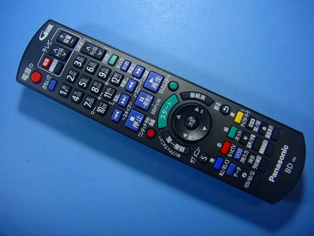 【商品情報】 メーカー：Panasonic 型番：N2QAYB000997 付属品：本体（写真内の物ですべてになります） ※電池カバー、バッテリー、充電器、コード、ふた カバー、枠等の付属品は写真に写ってない場合付属しません。 【商品の状態に関して】 使用感、スレキズ、日焼け、汚れ等あります。 赤外線による動作確認OKです 【状態に関して】 ・割れ、さび、日焼け、変色等写真よりご判断下さい。 ・給湯器等の水回りリモコンの水垢汚れは写真よりご判断下さい。 ・配線ありの商品に関して、切り具合は、写真よりご判断下さい。 ・電池ケース内、その他にさびがある場合写真に掲載致します。 ・商品の色見はご利用のパソコンやモニターの環境により、 実物と多少異なる場合がございます、ご了承下さい。 【赤外線による動作確認ができる商品に関して】 赤外線による動作確認ができる商品は、下記以外の全ボタン動作確認しております。 時刻合わせ、タイマー設定ボタンは動作確認をしていない為、動作保証対象外となります。 不具合がある場合は、上記の（商品の状態に関して）の欄に記載いたします。 赤外線による動作確認がとれる主なリモコンは下記になります。 家庭用エアコン、テレビ、レコーダー、オーディオ、照明などのリモコンです。 ※一部赤外線タイプではない商品がございます。その場合は動作未確認のため、 動作保証は、下記の給湯器などのリモコンと同じ扱いとなります。 【業務エアコン、給湯器、子機等に関して】 本体がない為動作確認は行っておりません。 万が一、不具合の額ご返金致します。(到着7日以内に限ります) ※取付前に必ず業者の方に動作確認をしてもらって下さい。 【充電器、バッテリー等がある商品に関して】 バッテリー、充電器、コード等写真に写ってる場合は付属します。 ※バッテリーは、消耗品の為、動作補償対象外になります。 使用可能か、寿命等も不明です。 【商品の清掃に関して】 できるだけ販売価格を抑えるため、全体的に簡易清掃になります。 商品に管理番号を貼り保管しているため、テープの粘着部が 残る場合がございます。上記、ご了承ください。 【発送に関して】 全国一律送料無料（日本郵便） ※離島・一部地域でも追加送料はかかりません。 厚み3cm以内はクリックポストで発送致します 厚み3cm以上はレターパックで発送致します。 13時までのお支払いの場合、当日発送致します。 13時以降のお支払いの場合、翌日発送致します。 ※交通状況、天候、当社の都合等で変更になる場合があります。 もちろんその場合も送料無料です。 【不良品返金保証に関して】 商品説明に記載が無い破損、不具合がある場合ご返金致します。　　　 到着後7日間以内にメール又はお電話にてご連絡下さい。 お客様都合による返品・交換は受付けておりません。ご了承下さい。 【ストア情報】 会社名：オークショップ 電話番号：076-201-8087 免許情報：古物商許可証　第511070011425号/石川県公安委員会　