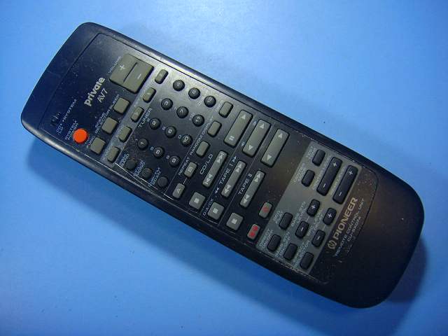 【商品情報】 メーカー：パイオニア 型番：CU-SX074 付属品：本体（写真内の物ですべてになります） ※電池カバー、バッテリー、充電器、コード、ふた カバー、枠等の付属品は写真に写ってない場合付属しません。 【商品の状態に関して】 使用感、スレキズ、日焼け、汚れ等あります。 赤外線による動作確認OKでした 電池カバーと、本体上部分の黒いカバーがありません。 写真をご確認ください 【状態に関して】 ・割れ、さび、日焼け、変色等写真よりご判断下さい。 ・給湯器等の水回りリモコンの水垢汚れは写真よりご判断下さい。 ・配線ありの商品に関して、切り具合は、写真よりご判断下さい。 ・電池ケース内、その他にさびがある場合写真に掲載致します。 ・商品の色見はご利用のパソコンやモニターの環境により、 実物と多少異なる場合がございます、ご了承下さい。 【赤外線による動作確認ができる商品に関して】 赤外線による動作確認ができる商品は、下記以外の全ボタン動作確認しております。 時刻合わせ、タイマー設定ボタンは動作確認をしていない為、動作保証対象外となります。 不具合がある場合は、上記の（商品の状態に関して）の欄に記載いたします。 赤外線による動作確認がとれる主なリモコンは下記になります。 家庭用エアコン、テレビ、レコーダー、オーディオ、照明などのリモコンです。 ※一部赤外線タイプではない商品がございます。その場合は動作未確認のため、 動作保証は、下記の給湯器などのリモコンと同じ扱いとなります。 【業務エアコン、給湯器、子機等に関して】 本体がない為動作確認は行っておりません。 万が一、不具合の額ご返金致します。(到着7日以内に限ります) ※取付前に必ず業者の方に動作確認をしてもらって下さい。 【充電器、バッテリー等がある商品に関して】 バッテリー、充電器、コード等写真に写ってる場合は付属します。 ※バッテリーは、消耗品の為、動作補償対象外になります。 使用可能か、寿命等も不明です。 【商品の清掃に関して】 できるだけ販売価格を抑えるため、全体的に簡易清掃になります。 商品に管理番号を貼り保管しているため、テープの粘着部が 残る場合がございます。上記、ご了承ください。 【発送に関して】 全国一律送料無料（日本郵便） ※離島・一部地域でも追加送料はかかりません。 厚み3cm以内はクリックポストで発送致します 厚み3cm以上はレターパックで発送致します。 13時までのお支払いの場合、当日発送致します。 13時以降のお支払いの場合、翌日発送致します。 ※交通状況、天候、当社の都合等で変更になる場合があります。 もちろんその場合も送料無料です。 【不良品返金保証に関して】 商品説明に記載が無い破損、不具合がある場合ご返金致します。　　　 到着後7日間以内にメール又はお電話にてご連絡下さい。 お客様都合による返品・交換は受付けておりません。ご了承下さい。 【ストア情報】 会社名：オークショップ 電話番号：076-201-8087 免許情報：古物商許可証　第511070011425号/石川県公安委員会　