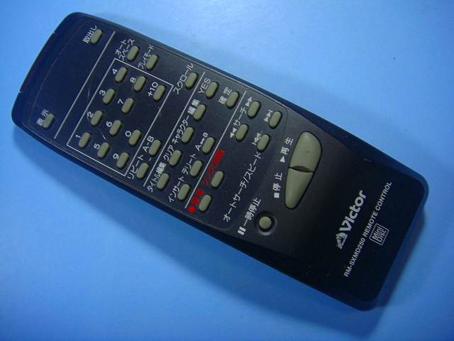 【商品情報】 メーカー：ビクター 型番：RM-SXMD250 付属品：本体（写真内の物ですべてになります） ※電池カバー、バッテリー、充電器、コード、ふた カバー、枠等の付属品は写真に写ってない場合付属しません。 【商品の状態に関して】 使用感、スレキズ、日焼け、汚れ等あります。 赤外線による動作確認OKでした 【状態に関して】 ・割れ、さび、日焼け、変色等写真よりご判断下さい。 ・給湯器等の水回りリモコンの水垢汚れは写真よりご判断下さい。 ・配線ありの商品に関して、切り具合は、写真よりご判断下さい。 ・電池ケース内、その他にさびがある場合写真に掲載致します。 ・商品の色見はご利用のパソコンやモニターの環境により、 実物と多少異なる場合がございます、ご了承下さい。 【赤外線による動作確認ができる商品に関して】 赤外線による動作確認ができる商品は、下記以外の全ボタン動作確認しております。 時刻合わせ、タイマー設定ボタンは動作確認をしていない為、動作保証対象外となります。 不具合がある場合は、上記の（商品の状態に関して）の欄に記載いたします。 赤外線による動作確認がとれる主なリモコンは下記になります。 家庭用エアコン、テレビ、レコーダー、オーディオ、照明などのリモコンです。 ※一部赤外線タイプではない商品がございます。その場合は動作未確認のため、 動作保証は、下記の給湯器などのリモコンと同じ扱いとなります。 【業務エアコン、給湯器、子機等に関して】 本体がない為動作確認は行っておりません。 万が一、不具合の額ご返金致します。(到着7日以内に限ります) ※取付前に必ず業者の方に動作確認をしてもらって下さい。 【充電器、バッテリー等がある商品に関して】 バッテリー、充電器、コード等写真に写ってる場合は付属します。 ※バッテリーは、消耗品の為、動作補償対象外になります。 使用可能か、寿命等も不明です。 【商品の清掃に関して】 できるだけ販売価格を抑えるため、全体的に簡易清掃になります。 商品に管理番号を貼り保管しているため、テープの粘着部が 残る場合がございます。上記、ご了承ください。 【発送に関して】 全国一律送料無料（日本郵便） ※離島・一部地域でも追加送料はかかりません。 厚み3cm以内はクリックポストで発送致します 厚み3cm以上はレターパックで発送致します。 13時までのお支払いの場合、当日発送致します。 13時以降のお支払いの場合、翌日発送致します。 ※交通状況、天候、当社の都合等で変更になる場合があります。 もちろんその場合も送料無料です。 【不良品返金保証に関して】 商品説明に記載が無い破損、不具合がある場合ご返金致します。　　　 到着後7日間以内にメール又はお電話にてご連絡下さい。 お客様都合による返品・交換は受付けておりません。ご了承下さい。 【ストア情報】 会社名：オークショップ 電話番号：076-201-8087 免許情報：古物商許可証　第511070011425号/石川県公安委員会　