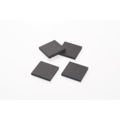 ※代金引換や配達日時指定はご利用いただけませんので、予めご了承ください。※こちらの商品は、メーカー直送品となります。※北海道・九州・離島・一部地域では別途送料がかかる場合がございますので、　その際は、別途ご連絡させて頂きます。 AET　VFE-4005S／VFE-4005H／VFE-4005U 振動吸収アイテム　VFE-4005 ジェル+発泡素材で究極の振動吸収を実現！！ 非常に粘性のあるジェル素材を発泡させたVFEマテリアルは振動吸収に優れる「粘性」と「発泡」を組み合わせた事で2重の振動吸収性能を発揮します。非常に優れた振動吸収性能は音響機器だけでなく、家電製品にも使用でき、優れたコストパフォーマンスを発揮致します。 軍需、工業分野で開発された素材で、機能性と耐久性に優れます。長期間しても「へたれ」や「劣化」が少なく業務用アイテムとしての品質を確保しております。 ゴム系の素材と比べても振動蓄積歪みも少ないため音響用に非常にお薦めです。 性格の異なる3タイプを用意 VFE-4005Sは、より振動吸収を重視したもの VFE-4005Hは、より音質重視のセッティング VFE-4005Uは、さらに高音質を追求したセッティング になっており、使用場所や用途で使い分けることで可能です。 ご使用上の注意 ＊本製品は大変高精度、高品質な製品です。また、強度も大変高いので、音質の変化量が大きく出ます。 ＊防振パッドは単体でもご使用になれますが、インシュレーターや受け皿の下に敷く事で本来の性能を発揮いたします。 ＊技術や品質が十分ではないケーブル、アクセサリー、コンセントなどと組み合わせますと、本来の効果が発揮されませんのでご注意ください。 製品の仕様 ＜振動吸収アイテム　VFE-4005＞ 素材粘性発泡素材「VFE」 寸法40mm角×厚さ5mm