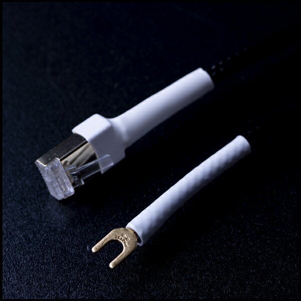 KOJO　CLONE1L　2021年7月16日発売商品 PC-Triple C導体を採用した高品質オーディオ専用アースケーブル。金メッキ製Y型端子で音質向上ならびに酸化防止。ポリエチレンテレフタレート素材編組チューブで継続的な耐摩耗性も実現。 Clone1の特長 PC-Triple C導体を採用した高品質オーディオ専用アースケーブルです。 導体の製造手法として新たに編み出された連続鍛造伸延技術により、結晶を長手方向に連続化させることに成功。信号の伝送を妨げる結晶粒界を極力減らし、優れた導通性能を実現した新導体ケーブルです。 端末端子には音質向上ならびに酸化防止となる金メッキ製Y型端子を採用している他、専用圧着工具による急激な圧着加工効果で、端子部とケーブルを融着一体化させています。 また、シースにはポリエチレンテレフタレート（UL/CSA規格）素材からなる編組チューブを採用するなど、継続的な耐摩耗性も実現しています。 PC-TripleCはFCM株式会社および株式会社プロモーションワークスの登録商標です PC-TripleCは特許第5871985の音響用導体です 音質傾向 全体的にほんのり明るく朗らで、見通し良く、高域の伸び、余韻が綺麗で全体的なバランスが優れています。 使用方法 片側のY端子をオーディオイクイップメント（装置）のアース端子や、筐体外装部に接続し、もう一方は大地アースや仮想アースなどに接続してください。 推奨仮想アース Force barEP（KOJO TECHNOLOGY） 用途 オーディオイクイップメント（装置）と大地アース間の接続 オーディオイクイップメント（装置）と仮想アース間の接続 Clone1の仕様 product specification 内部導体：PC-Triple C 導体断面積：2sq（0.26mm×37本） 絶縁体：ポリエチレン 絶縁体＋導体外径：φ3 シース：編組チューブ（黒：ポリエチレンテレフタレート）UL/CSA規格 シース外径：約φ5.5 長さ：1.2m 端子：LANプラグ（RJ45 CAT7準拠）：ハウジングおよび端子金メッキ Y型端子：金メッキ（Ni＋Au0.1～0.5μ）裸端子（M4推奨） 注意事項 本品はオーディオ専用アースケーブルです。他の用途でのご使用はしないでください。 ケーブルの無理な曲げや折り曲げはしないでください。 ケーブルを接続した状態で無理なテンションをかけないでください。