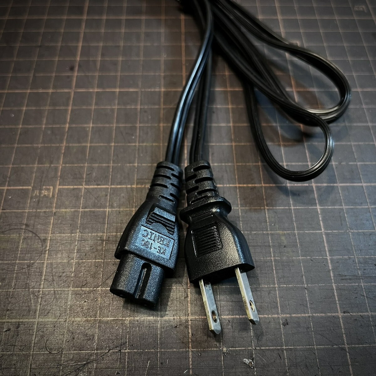 乐天商城 - 【ノンパッケージ品】メガネ電源ケーブル/1.8mx1本　【湘南店】