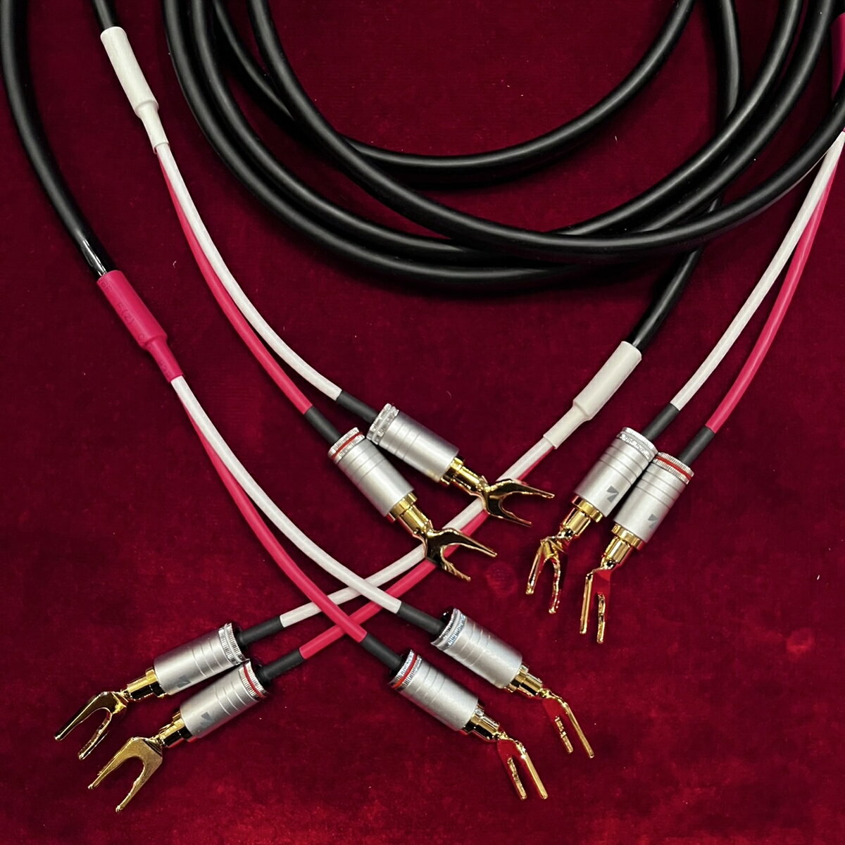 メーカー希望小売価格はメーカーカタログに基づいて掲載しています 【LUXMAN SPケーブル/2.5mペア+両端Yラグ完成品】LUXMAN　JPS-100/2.5mペア + JPY-10（Yラグ端子4個）x2 + 端末装着+角圧着処理　スピーカーケーブル完成品 使用スピーカーケーブル：LUXMAN　JPS-100 使用端末：LUXMAN　JPY-10（Yラグ端子） ケーブルを剥いて、角圧着処理をしまして、角端末を取り付けて行きます。 LUXMAN　JPS-100　2013年7月発売商品　 JPS-100は高純度無酸素銅（OFC）を芯線とドレイン線に採用。芯線の撚りピッチを緩やかな90mmとすることで、自然でスムーズな伝送特性を実現しました。切り売りでの提供なので、スピーカーのセッティング位置に対して最適な長さをお選びいただけます。 性能と特徴 ・高純度の無酸素銅(OFC)線を芯線に採用。 ・帯電防止効果を持った無酸素銅(OFC)ドレイン線を採用。 ・詰まりの無い自然な信号伝送を実現するため芯線の撚りピッチを緩やかな90mmに音質チューニング。 スペック 構成：2芯、90mmジェントルツイスト構造 芯線：無酸素銅(OFC)0.25mm×100本（5mm2 ） 絶縁体：ポリエチレン（赤、白） 芯線半導体撚りピッチ：90mm シース：PVC(黒) ドレイン線：無酸素銅(OFC)0.08mm×30本 芯線導体抵抗：3.5Ω/km以下(20℃) 絶縁抵抗：1,000MΩ・km以上(20℃) 静電容量：76pF/m以下 耐電圧：AC500V(1分間) ケーブル外径：11.0mm×6.4mm ※規格および外観は予告なく変更することがあります。 Luxman　JPB10/JPY10　2013年7月発売商品 JPB-10/JPY-10特徴と性能 ・スピーカー端子にしっかりと固定される大型の（ベリリウム銅製バネ付き）バナナ端子とYラグ端子。 ・接触抵抗値を抑えた真鍮無垢材の削り出しによる本体部。 ・取り付けるケーブルの太さによって長さが選べる2種類の固定ネジ。 JPB-10JPY-10 材質、仕上げ：本体：真鍮無垢削り出し、24K金メッキ スリーブ：アルミ、ブラスト仕上げ（ロゴ入り） 重量、付属品：JPB10：175g（箱含む、21.5g/1個）、L型レンチ、固定ネジ（長短各8個） 　　　　　　　JPY10：177g（箱含む、22.0g/1個）、L型レンチ、固定ネジ（長短各8個）