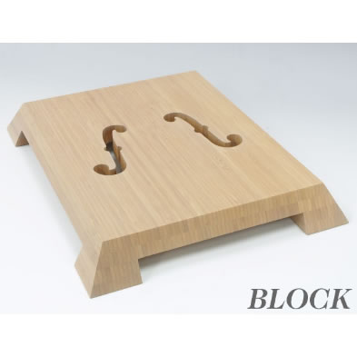 ※こちらの商品は、メーカー直送品となります。※代金引換や配達日時指定はご利用いただけませんので、予めご了承ください。※北海道・九州・離島・一部地域では別途送料がかかる場合がございますので、　その際は、別途ご連絡させて頂きます。 フューレンアクセサリー　F-board BLOCK　 美しいスピーカーをお部屋にセットして、ただひたすらに音楽に耽溺する。音楽を愛する方ならば誰しもあこがれる光景だと思います。そのような光景を引き立てるとともに、音質的なメリットもあわせ持つスピーカーベースをご案内いたします。 素材は竹の集成材で、これを微妙にずらしつつ重ねることにより強度と美しさを兼ね備える素材とすることができました。竹の自然な色合いをいかした“ナチュラル”カラー、柔らかな色合いと丸みを帯びたエッジの仕上げは、和洋問わずどのようなお部屋の内装にも溶け込むことと思います。 軽量でかつ高剛性なために重量級のスピーカーにも対応し、安定感のある脚部の設置面積のおかげで、スピーカーを載せた状態での位置調整も非常に簡単です。 中央に開けられたバイオリンやチェロなどの弦楽器に用いられる“f”をモチーフにしたスリットは、音の響きを調整するとともに不要なレゾナンスを排除することに貢献しており、開口のパターンや位置など、幾度もの試作、試聴の上で決定したデザインです。 四方の大きな脚部には、あえてスパイクなどを付属させずしっかりと重量を受け止めると同時に、素材としての竹が持つ響きのよさを、異種素材の混合を避ける事で活かす設計となっております。 このベースにスピーカーが載せられて、音楽が奏でられたとき、演奏そのものにすっくとのびた竹のごとく芯が入ることに、すぐに気付くでしょう。それでいて硬質な感じは微塵も無く、伸びやかに晴れやかに、その空間を再構成してしまうのです。 たとえば・・・不要な振動を打ち消すことにのみ主眼を置き、音楽そのものが持つ生命力をも削ぎ取ってしまい、産毛の感触を嫌うがごとく剛直で一本調子になりがちなものではない。いわゆるオーディオ的な「音を変えてしまう」変化ではなく、使用することで空間に音楽が溶け込み、自分の為だけにそこに演奏者がいてくれる、そんな錯覚すら覚えてしまうような製品を目指しました。さらに見た目にも麗しく、できる限りお求め易い価格に設定することを心がけています。 ■特徴 ・ 生活に馴染める色調と柔らかみを帯びたデザイン ・ 軽量高剛性 ・ 天然素材の響きのよさ ・ 振動を溜めないですばやく逃がす ・ 重量級ボードのように音が沈まず、スっと抜ける ・ 集成材なので加工精度がキープできる ・ 中央部に開けられた開口部によって、不要なレゾナンスを排除 ・ 不自然さが無く、空間の雰囲気に再生音が溶け込む ・ 脚部底面のすべりが良いので、セッティング時の移動が楽 ・ 4本脚の面で支持するので、重量のある製品でもしっかりと設置可能 ・ すっくと伸びた竹のごとく、音像に芯が入る -------------------------------------------------------------------------------- ・・・仕様 使用用途 SPベース、コンポーネントベース 素材 竹集成材3層（仕上げはウレタン塗装） カラー ナチュラル・ブラック ■ サイズ 　 390縦型＝天面：W330×D430×H60/底面：W390×D490×H60（mm） 　 485縦型＝天面：W425×D520×H60/底面：W485×D580×H60（mm） 重量 約3.8kg/1台 定価 税込価格45,150（43,000本体価格）