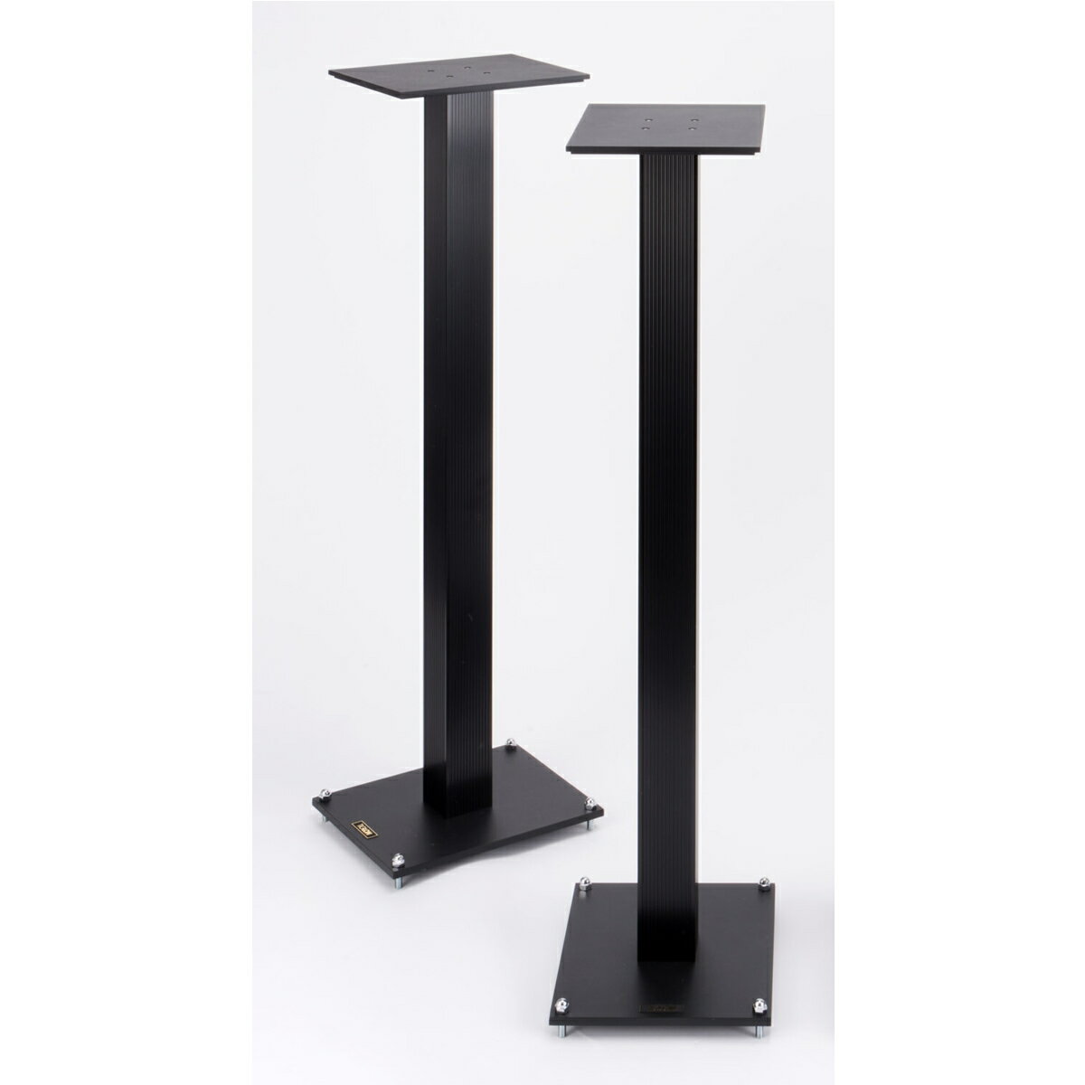 ※こちらの商品は、メーカー直送品となります。※代金引換や配達日時指定はご利用いただけませんので、予めご了承ください。※北海道・九州・離島・一部地域では別途送料がかかる場合がございますので、　その際は、別途ご連絡させて頂きます。 TIGLON MGT-50Pro/60Pro/70Pro/90Pro 2004 年に開発し数々の有名スピーカーの専用モデルにも採用された世界初マグネシウムスピーカースタンド「MGT」 と、約20 年に渡りレコーディングスタジオ用スピーカースタンドの定番として販売していたプロ用スタンド「RKST」 が融合したハイコストパフォーマンスモデルです。 音質の基本ベースとなる天板・底板・マグネシウム支柱はフラッグシップスピーカースタンド「RTS」（特許取得）と 共通化させ、レコーディングスタジオのリアルな音場表現と信頼性を継承し新たなステージへと昇華させた次世代型 スピーカースタンドが誕生しました。 【サイズ】 （天板）W19×D24cm （底板）W22×D27cm 【高さ・重量】 ●MGT-50Pro（高さ50cm）7.7kg/本 ●MGT-60Pro（高さ60cm）7.8kg/本 ●MGT-70Pro（高さ70cm）8.0kg/本 ●MGT-90Pro（高さ90cm）8.4kg/本 【発売日】2024年6月1日