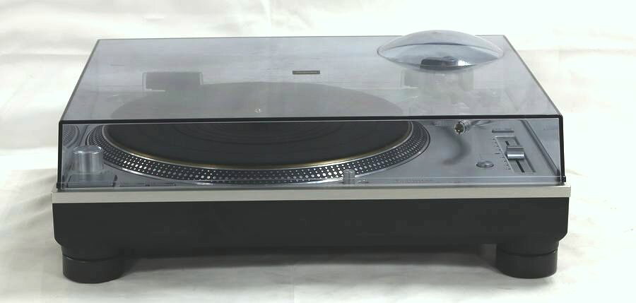 Technicsのダイレクトドライブターンテーブルシステムの新たなリファレンスとなるSL-1200G。幅：45.3cm 高さ:17.3cm 奥行:37.2cm 18kg 多少の傷がございます。取扱説明書、RCAケーブル、ACケーブル、ゴムシート、EP アダプター（ヘッドシェル欠品） 特記事項：本商品の中古保証は6ヶ月となります。送料 代引手数料無料(10万円以上の商品、またはお買い物合計金額が2万円以下の場合、代金引換サービスはご利用いただけません。)中古品の場合、発売当時の付属品表記がある場合も、実際には添付されていない場合がございますので予めご了承下さい。外観および(真空管、レコードプレーヤーに付属するカートリッジ等)一部消耗部品に関しましては、保証対象外となります。メーカー(代理店)がパーツ供給をできない古い製品の6ヶ月保証は、手直し修理が可能な範囲とさせていただきます。海外発送は行っておりません。店頭併売商品に付きご注文時品切れの際はご容赦ください。確実な在庫の有無及び商品の程度や詳細につきましては事前にお問い合わせ下さい。画像は極力実際の商品に近い状態に加工してございますが色合い等現物と異なる場合もございます。予めご了承下さい。送料・代引き手数料無料(10万円以上の商品、またはお買い物合計金額が2万円以下の場合、代金引換サービスはご利用いただけません。)