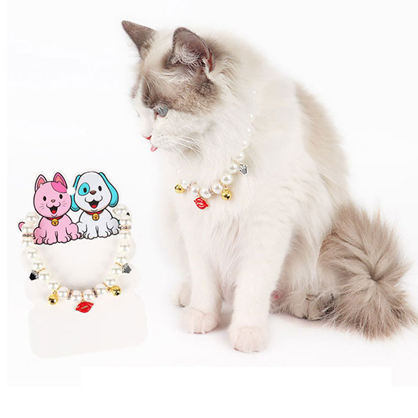 【商品詳細】 ◆素材:真珠、金属、その他 ◆この首輪は真珠や鈴付きが付いているので猫ちゃん、ワンチャンに装着したらおしゃれで超かわいいです。 ◆ペットにピッタリしたサイズに調整ができます。装着時にも便利です。 ◆お友達や親族にワンちゃんや猫ちゃんを飼っている方へのプレゼントとしてもとっても喜ばれます。 ◆この首輪は王冠、真珠、鈴などの小さなアクセサリーが飾られて、ペットをよりファッショナブルで魅力的に見せることができます。猫や犬をお姫様のように見せることができます。 注意 ◆在庫数の更新は随時行っておりますが、お買い上げいただいた商品が、品切れになってしまうこともございます。 その場合、お客様には必ず連絡をいたしますが、万が一入荷予定がない場合は、キャンセルさせていただく場合もございますことをあらかじめご了承ください。 ◆商品写真はできる限り実物の色に近づけるよう加工しておりますが、お客様のお使いのモニター設定、お部屋の照明等により実際の商品と色味が異なる場合がございます。 ◆要確認：輸入品のため、納期に目安約10日〜15日程度頂きます。お急ぎの場合は事前にお問い合わせ下さい、予めご了承ください。 メーカー希望小売価格はメーカーカタログに基づいて掲載しています 関連キーワード チワワ ダックス トイプードル コリー パグ ヨークシャテリア パピヨン プードル キャバリア ポメラニアン マルチーズ フレンチブルドッグ 豆柴 シーズー スピッツ ミニピン ドッグベビー アウター フリース ジャケット コート ダウン Tシャツ フード付き パーカー 裏起毛 ドッグウェア オールシーズン ギフト プレゼント 春 夏 秋 冬 秋服 冬服 定番 おしゃれ 可愛い 柴犬 お洋服 ペット服 ペットグッズ ペット用品 かわいい 小型犬 中型犬 服 大型犬 わんちゃん ワンちゃん 猫服 猫 ネコ カジュアル ふわふわ お散歩 お出かけ 室内 防風 保温 人気 お揃い 洗える 暖かい ペットベッド ペットソファ クッション マット 滑り止め もこもこ ふかふか 通気性抜群 寝心地いい 破れにくい 四季通用 首輪 リード 軽量 脱着簡単 丈夫 安全 おすすめ【商品詳細】 ◆素材:真珠、金属、その他 ◆この首輪は真珠や鈴付きが付いているので猫ちゃん、ワンチャンに装着したらおしゃれで超かわいいです。 ◆ペットにピッタリしたサイズに調整ができます。装着時にも便利です。 ◆お友達や親族にワンちゃんや猫ちゃんを飼っている方へのプレゼントとしてもとっても喜ばれます。 ◆この首輪は王冠、真珠、鈴などの小さなアクセサリーが飾られて、ペットをよりファッショナブルで魅力的に見せることができます。猫や犬をお姫様のように見せることができます。 注意 ◆在庫数の更新は随時行っておりますが、お買い上げいただいた商品が、品切れになってしまうこともございます。 その場合、お客様には必ず連絡をいたしますが、万が一入荷予定がない場合は、キャンセルさせていただく場合もございますことをあらかじめご了承ください。 ◆商品写真はできる限り実物の色に近づけるよう加工しておりますが、お客様のお使いのモニター設定、お部屋の照明等により実際の商品と色味が異なる場合がございます。 ◆要確認：輸入品のため、納期に目安約10日〜15日程度頂きます。お急ぎの場合は事前にお問い合わせ下さい、予めご了承ください。 関連キーワード チワワ ダックス トイプードル コリー パグ ヨークシャテリア パピヨン プードル キャバリア ポメラニアン マルチーズ フレンチブルドッグ 豆柴 シーズー スピッツ ミニピン ドッグベビー アウター フリース ジャケット コート ダウン Tシャツ フード付き パーカー 裏起毛 ドッグウェア オールシーズン ギフト プレゼント 春 夏 秋 冬 秋服 冬服 定番 おしゃれ 可愛い 柴犬 お洋服 ペット服 ペットグッズ ペット用品 かわいい 小型犬 中型犬 服 大型犬 わんちゃん ワンちゃん 猫服 猫 ネコ カジュアル ふわふわ お散歩 お出かけ 室内 防風 保温 人気 お揃い 洗える 暖かい ペットベッド ペットソファ クッション マット 滑り止め もこもこ ふかふか 通気性抜群 寝心地いい 破れにくい 四季通用 首輪 リード 軽量 脱着簡単 丈夫 安全 おすすめ