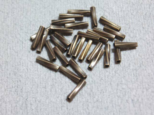 材質：真鍮 外形：約1.2×6mm 穴径：約0.7mm ＊こちらの商品は、お届けに3日〜10日ほどお時間をいただく場合がございます。 在庫がある場合はすぐに発送できますが、在庫がない場合は取り寄せ後の発送になり、お届けに3日から10日かかる場合がございますので、お急ぎの方は在庫状況をお問い合わせください。 ＊モニターの発色の具合によって、実物と色等、異なる場合がありますのでご了承ください。