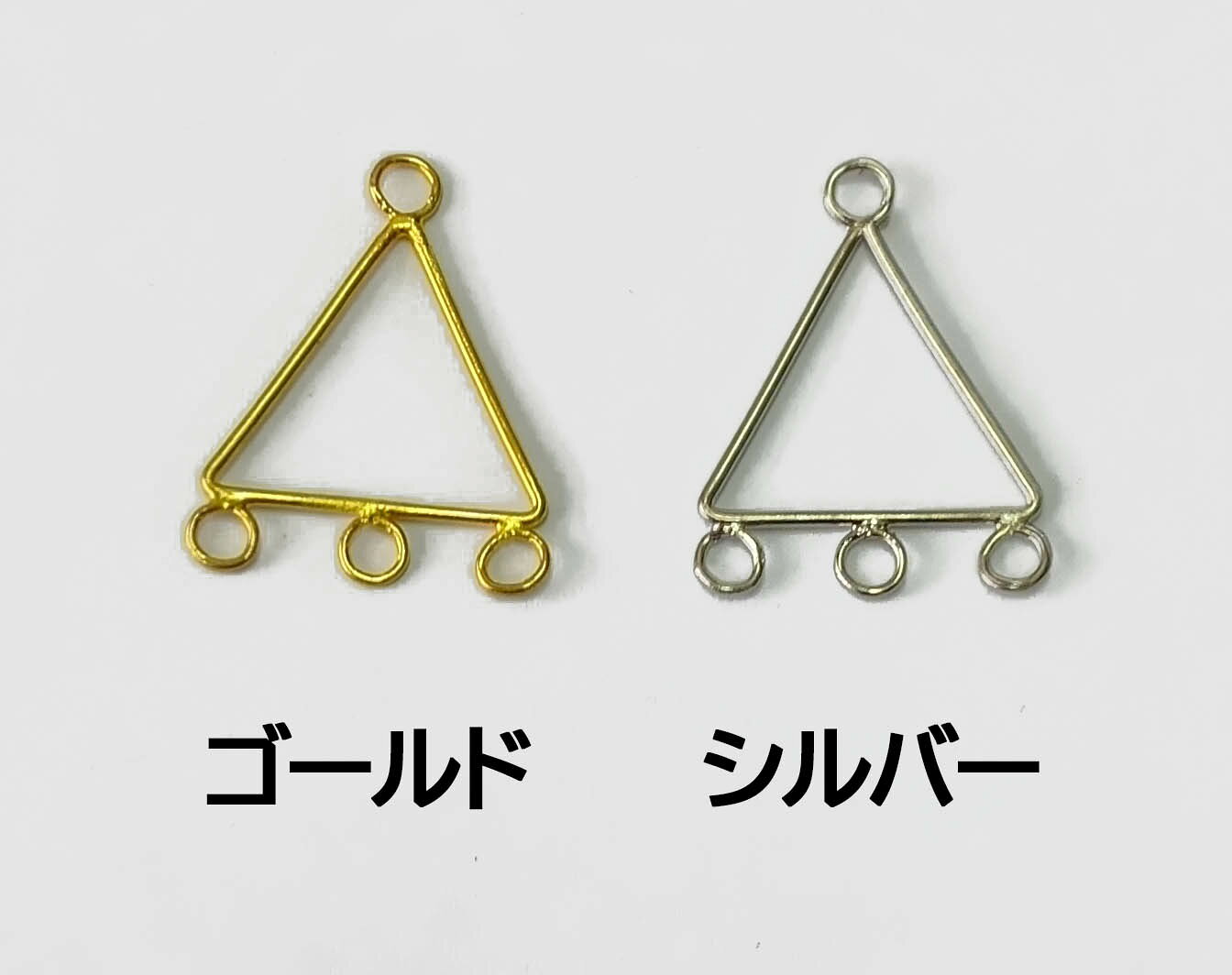 アレンジしやすいカン付き三角パーツです。 2ケ入り サイズ：縦約3cm×横約2.4mm 素材：金属 作品例で使用しているのは チェコラインリーフ（グリーン）はコチラ スワロフスキー丸4mm（オリビン）はコチラ スワロフスキー丸4mm（ライム）はコチラ 三角カン（5mm/G）はコチラ 丸カン（5mm/G）はコチラ Tピン/Gはコチラ ＊モニターの発色の具合によって、実物と色等、異なる場合がありますのでご了承ください。