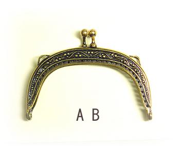 高級感があってエレガントな、インポートのバッグ・フレーム。アンティークな図柄と色合いが魅力的です。 フレーム上部にはチェーンやビーズなどの持ち手を通すための小さい穴が2ツついています。 バッグ・フレーム、二重カン（2ケ) が入っています。 色名：AB/アンティーク調真鍮、ACG/アンティーク・シャンパン・ゴールド、AN/アンティーク調ニッケル（白銅） サイズ：（フレーム本体内側）横幅5.9cm、縦2.9cm、厚さ約7mm、持ち手用穴横内径4mm、縦内径2mm、 二重カン内径7mm メーカー：アメリカ　バッグレディー社 ＊モニターの発色の具合によって、実物と色が 異なる場合がありますのでご了承ください。