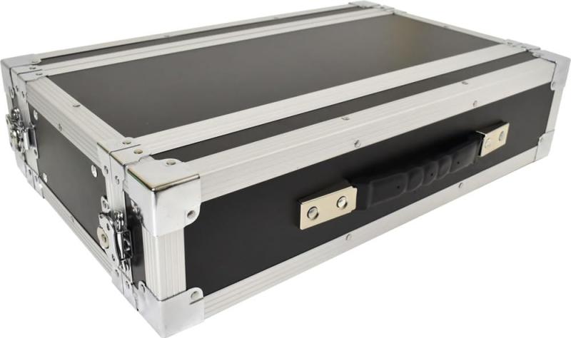 KC ケーシー キョーリツ ラックケース EIA規格 2U ハーフサイズ HRC-2U [マウントネジ付属]EIA規格（幅：482.6mm/1Uの高さ：44.45mm ）に対応するラックケース。楽器機材の他、映像・照明・サーバー機器など、幅広い分野で利用されています。外寸(WxDxH cm、蓋・取っ手・ゴム脚含む): 54x35x13 / 重量: 3.9kg内寸(WxDxH cm、蓋含まず): 48.2x20.6x10.2 / 蓋(WxDxH cm): 49.2x5.2x10.2メーカー側の意匠変更により、予告なく外観上のデザイン・カラー・仕様等が変わる場合がございます。