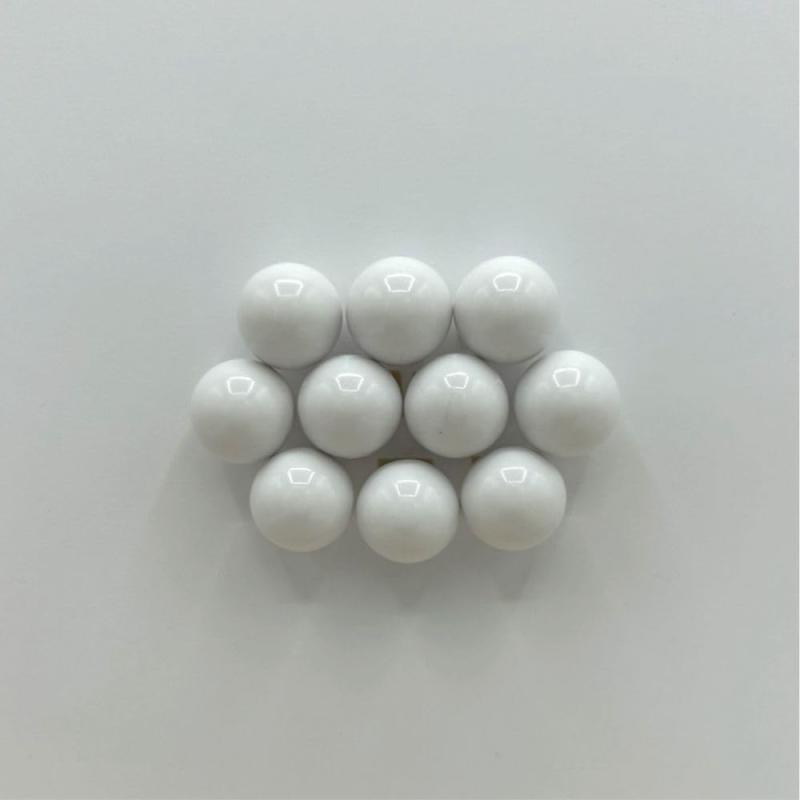 F4000566 ガラポン抽選器用抽選球 白 10球 12mm● サイズ：直径 12mm ガラポン抽選器に使用する標準的な小サイズの抽選球です。手のひらに収まるコンパクトなサイズで、スムーズな回転と排出を実現します。● 材質：ユリア樹脂（軽量タイプ） 耐久性があり、摩耗しにくく、長期間の使用に適しています。● カラー：11色　色ごとに当選内容を割り当てる際にわかりやすく、イベントや抽選会での視認性も良好です。