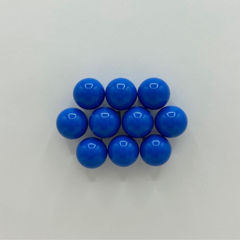 F4000511 ガラポン抽選器用抽選球 青 10球 12mm● サイズ：直径 12mm ガラポン抽選器に使用する標準的な小サイズの抽選球です。手のひらに収まるコンパクトなサイズで、スムーズな回転と排出を実現します。● 材質：ユリア樹脂（軽量タイプ） 耐久性があり、摩耗しにくく、長期間の使用に適しています。● カラー：11色　色ごとに当選内容を割り当てる際にわかりやすく、イベントや抽選会での視認性も良好です。