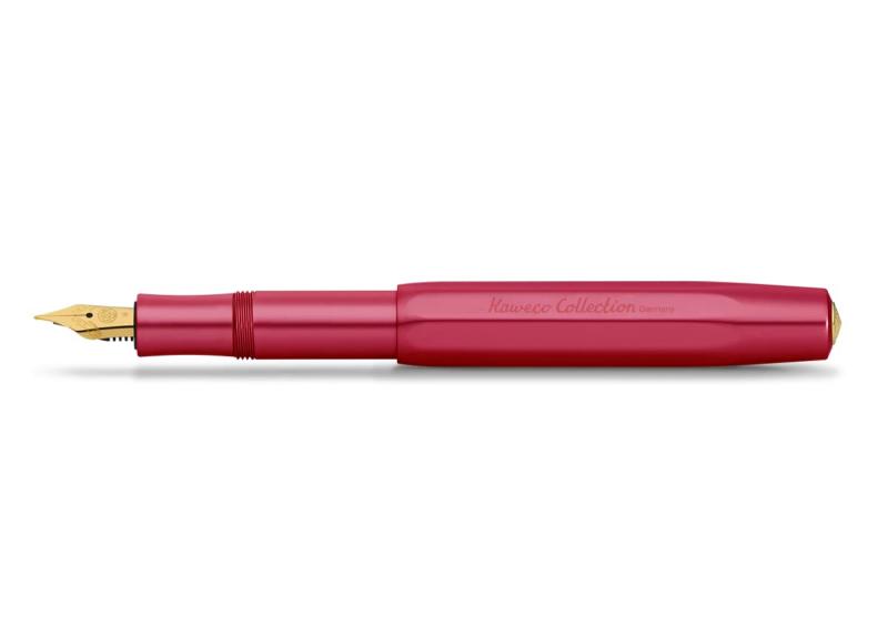 カヴェコ　万年筆　カヴェココレクション　2022年品　ルビー　Ruby毎日の信頼性 I ドイツ製スチールペン先の Kaweco Sport 万年筆には、5 つの異なるペン先サイズが用意されており、あらゆるタイプの筆記に最適です。100年以上のKAWECO SPORT I コレクションのカラーでモダンなアルミニウムと組み合わせたクラシックなデザインは、最新のテクノロジー、快適な感触、非常に滑らかな書き心地を実現しています。コンパクト＆ライトI 軽くて丈夫なカヴェコ万年筆は、キャップを閉じた状態で理想的なポケットサイズ（10.5cm）（キャップ装着時13cm）です。1883年以来の品質 I 当社の製品は、鉛筆で有名なニュルンベルクで手作業で組み立てられ、個別に検査されています。 最高の品質、高い機能性、最高のサービスが常に私たちの優先事項です。完璧な筆記用具は、鉛筆から万年筆、ボールペンまで、当社の幅広い製品範囲で見つかることがされています。
