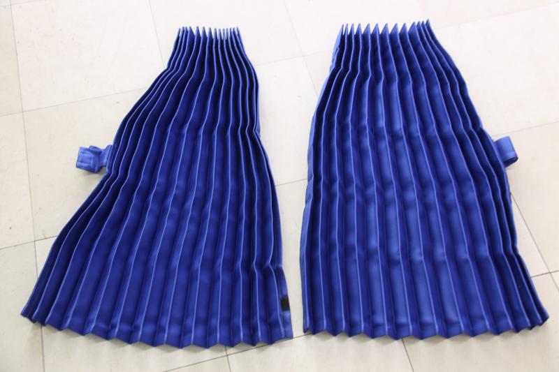 トラックカーテン 仮眠カーテン プリーツ ブルー 巾240x丈90cm （2枚入り） 今の季節にピッタリのカラーです。 トラックの運転席と助手席全面から横までをぐるっと囲めます。 フック金