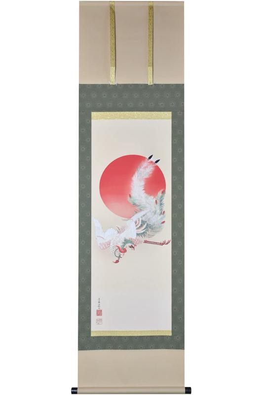 晴れの街ギャラリー 掛け軸 日出鳳凰図 尺三 伊藤若冲 幅44.5 x 高さ164cm ボストン美術館所蔵の名画複製画旭日を背に飛翔する鳳凰を描いた若冲代表作の一点、アメリカ　ボストン美術館所蔵の名画複製画サイズ： 尺三 幅44.5 x 高さ164cm本紙　： 新絹本（高精彩巧芸画 + 手彩色仕上げ）表装　： 洛彩鍛子本表装　表装品質10年間付き収納箱： 化粧箱