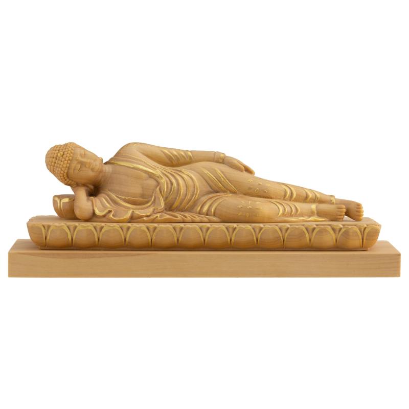 極小仏 釈迦 涅槃像 4cm（木製：ツゲ 金泥仕上）＿釈迦如来 仏像 フィギュア 木彫り 置物（GSBしゃかねはんぞう極小仏シリーズ： 実物のイメージそのままの造形バランス　用途や場所を選ばずお楽しみいただける極小サイズの木彫り仏像本体サイズ(約)：高さ4×幅12.5×奥行4.4cm　重量：約95g素　材：本体－天然木（ツゲ）　製品内容：本体（台座一体）桐箱入　生産国：中国備考：商品は一体一体手作業で仕上げを行っており、高レベルな均一化を図っておりますが、まったく同一の商品はございません。また、木目や彩色などが一体一体微妙に異なりますので予めご容赦ください。