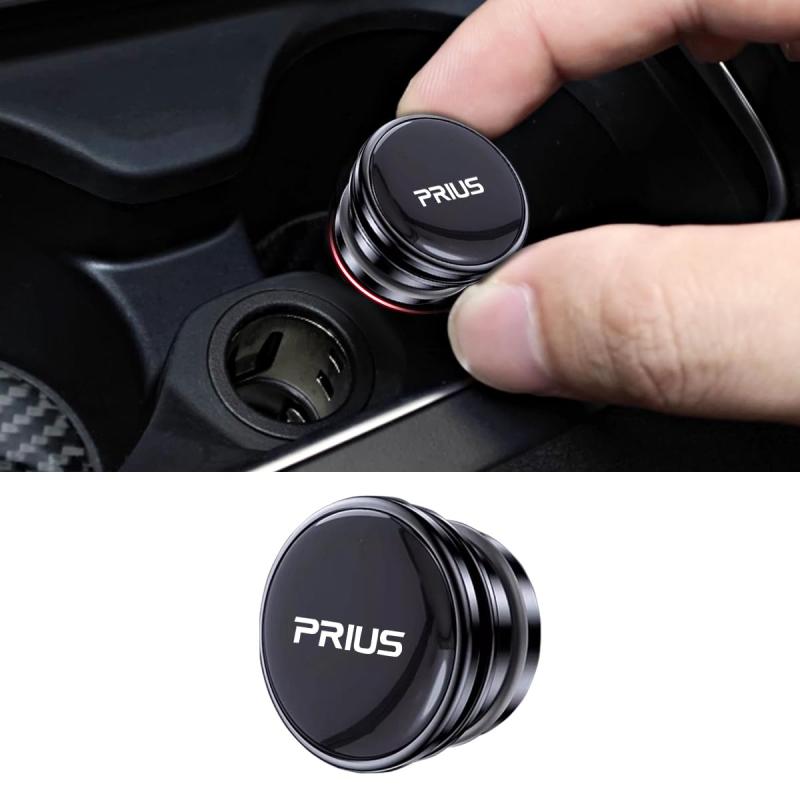【プリウス 専用】シガーソケット キャップ、カーライタープラグ カバー 車載充電器 防水防塵 蓋 車内用品、プリウス 60系 50系 30系 アクセサリー 車用 カスタム 内装パーツ PRIUS 専用ロゴ 1【車 専用ロゴ ・おしゃれ 美観性 】この車用シガーソケットキャップは PRIUS 専用ロゴが印刷されており、ご愛車に合わせやすい洗練なデザインが特徴です、車内の高級感を高める。プリウス 60系 50系 40系 30系 20系 新型 車 のカスタムパーツ2【車内電源口保護・実用性高い 】シガーソケット蓋を使用すると、子供が車内で遊んでいるときにシガーライターや充電器の電源ソケットに指を入れるのを防ぎ、怪我のリスクを大幅に軽減できます。シガーライターソケットキャップを使用すると、シガレットライターの内部にほこりや粒子、その他の汚染物質が入るのを防ぎ、ライターを清潔に保ち、寿命を延ばすことができます3【アルミニウム合金素材・耐久性抜群】この車 シガーライター 防塵蓋は高級アルミニウム合金素材を採用し、蓋には水滴型のロゴが付いています、耐久性が抜群です。絶妙な車のロゴは、車の内装に美しさとファッションのタッチを加え、より良い視覚効果をもたらします4【取り付け簡単】シガーライターのソケット部分へ挿入するだけで装着できます5【セット内容】シガーソケット キャップ x 1個入り、アルミニウム合金素材、黒赤銀選べる3色、サイズ 2.4cm×1.7cm