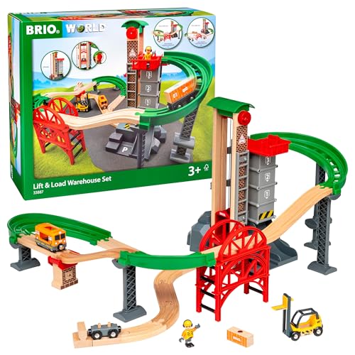 【BRIO WORLD】境界線も限界もありません。つきることのない可能性があるだけ。いつでもなりたいものになれ、どこにでも行くことができます。組み立てて組み直して、創造して導く。 ブリオの世界には6つのテーマがあり、全て遊びの中でつながって、自由に移動することができます。【リフト&ロード】エレベーターで上階へ上がったら、荷物を倉庫に収めて出発しましょう。高さや奥行きを変更して、1つのセットで複数のレイアウトが楽しめます。重ねることができる橋や、高さの異なる橋脚を使用していろいろなレイアウトを試して下さい。【もっとも高さのあるレールセット】貨物列車で荷物を上まで運び、倉庫に収納しましょう。フィギュアをフォークリフトや貨物エンジンに乗せることができます。フォークリフトにはマグネットが入っており荷物を運べます。スタッキングブリッジやカーブ、坂レールを使ってウェアハウスの最上部まで組み立てましょう。ワゴンごとリフトで上まで上がり、荷物を降ろしたら下に戻りましょう。【セット内容】車両×1、ワゴン車×1、フォークリフト×1、フィギュア×1、荷物×1、他 (全32ピース)【対象年齢】3歳以上【対象性別】男女共用【サイズ】レイアウトサイズ:W720xD638xH368mm(組み方によって異なります) / パッケージサイズ:W450xD160xH390mm【BRIOのおもちゃ】ブリオは1884年に創立されたスウェーデン王室御用達の木製おもちゃブランドで、世界中で親しまれています。ブリオの玩具は知育玩具であると同時に遊びながら楽しい想像力を無限器かきたてるおもちゃで何世代にもわたってお楽しいただけるよう丹念に作られています。ヨーロッパの基準より高い基準で試験を行い、FSC森林管理認証を受けた木材を使用しています。説明 商品紹介 積み上げて組み立てるおもちゃには、スリル満点の楽しさがあります。 ウェアハウスレールセットはその可能性と魅力を引き出します。 スタッキングブリッジやカーブ、坂レールを使って、ウェアハウスの最上部まで組み立てましょう。 ワゴンごとリフトで上まで上がり、荷物を降ろしたら、下に戻りましょう。 いろいろなレイアウトを楽しむことができます。 好きなように高く組み立てましょう。 ピース数：32ピース ※製品の仕様、構成は変更することがあります。 安全警告 保護者のもとで遊ばせてください。小さな部品を口に入れないでください。窒息などの危険があります。誤飲の危険がありますので、3歳未満のお子様には絶対に与えないでください。投げたり振り回す等、乱暴な遊び方をしないでください。破損、変形など危険な箇所がある場合は使用しないでください。