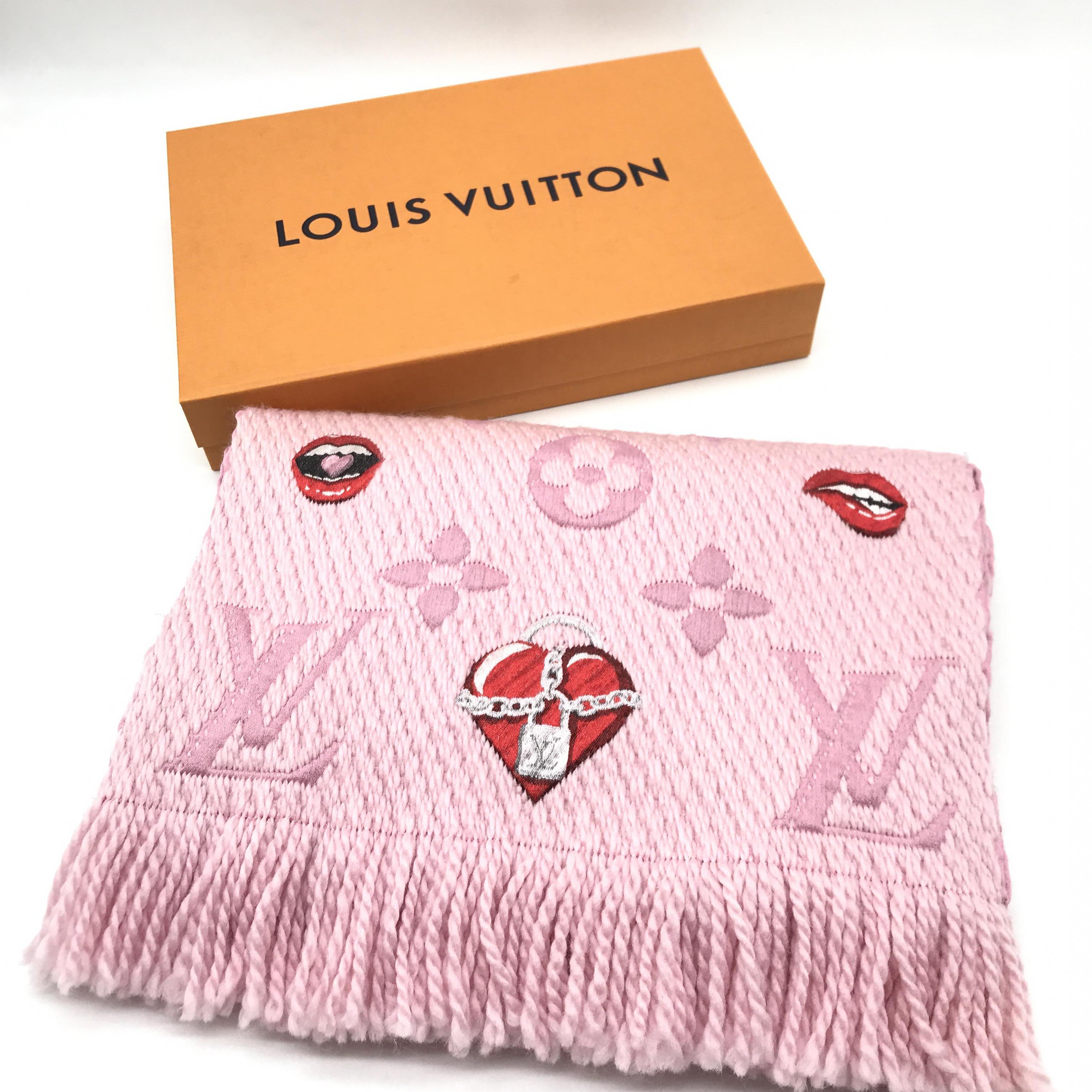 【中古】 極美品 Louis Vuitton ルイ ヴィトン ラッキーモノグラム M76178 エシャルプ ロゴマニア マフラー ピンクのサムネイル