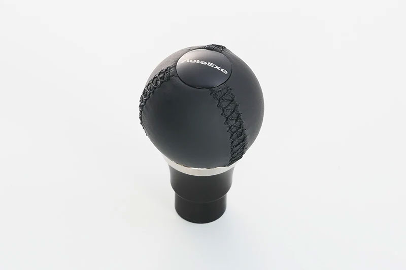 車メーカーMAZDAマツダ車種CX-5型式KF2P KF5P KFEP適合備考AT(ストレート式)車品番BPA2 V9 050品名シフトノブ (球形状/ナッパレザー製) ブラックステッチ仕様ブラックステッチATストレート式車用ナッパレザー製ブラックアルマイト処理アルミプレートAutoExeロゴ入り参考作業時間0.2h納期についてメーカー在庫があれば3～4営業日、欠品時は1ヶ月～お時間がかかります。お急ぎの場合はご注文前に必ず在庫確認をお願い致します。※納期が遅い等によるキャンセルは一切お受けできません。注意事項※ お客様の見落としや確認ミスでのキャンセル・交換・返品は一切お受けできません。※ 商品画像は代表車種の物です。車種毎に形状は異なります。※ 適合情報は随時更新しておりますが、告知なくメーカー側にて更新される場合がございますので、必ずご注文前にメーカー適合表にて最新の適合表をご確認頂ますようお願い致します。Auto Exe オートエグゼ MAZDA マツダボールシェイプ(ナッパレザー製) ATストレート式車用 シフトロック解除時のストローク感までこだわった、高品位ナッパレザー製のストレート式AT車専用設計品。量産品のロック解除ボタンを廃したスッキリとした佇まいと操作感が魅力である。操作時はシフトノブを上からプッシュ。そのままノブをシフトする。ステッチは、レッド/ブラック/ライトグレーの3色が選択可能だ。 操作イメージ