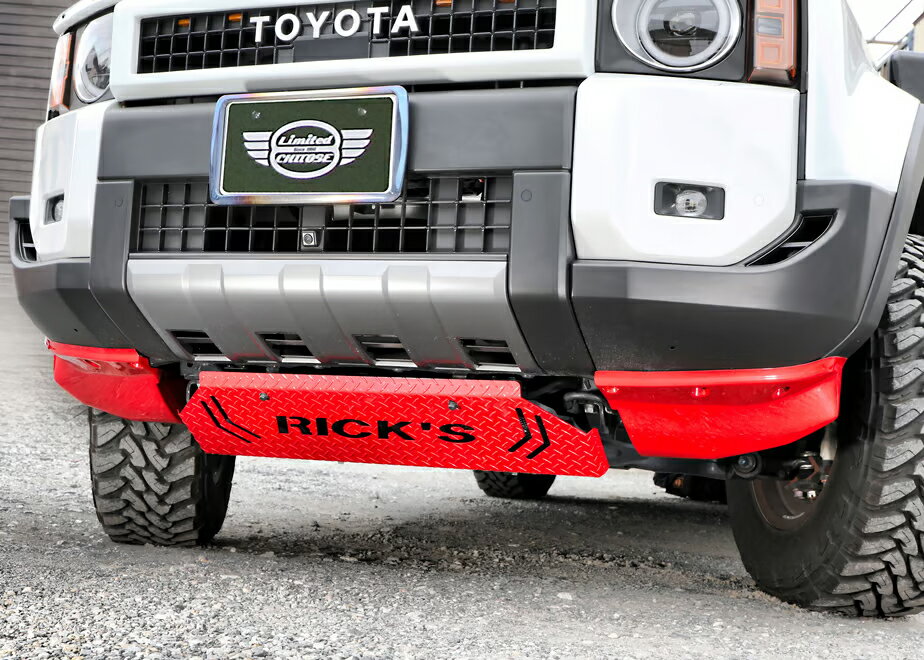 車メーカーTOYOTA車種ランドクルーザー250型式TRJ250W GDJ250W品名RICK'S フロントカナードキット仕様ブラック(202)注意事項※ お客様の見落としや確認ミスでのキャンセル・交換・返品は一切お受けできません。※ 商品画像は代表車種の物です。車種毎に形状は異なります。※ 適合情報は随時更新しておりますが、告知なくメーカー側にて更新される場合がございますので、必ずご注文前にメーカー適合表にて最新の適合表をご確認頂ますようお願い致します。納期についてメーカー在庫があれば3～4日営業日、欠品時は1ヶ月～お時間がかかります。お急ぎの場合はご注文前に必ず在庫確認をお願い致します。※納期が遅い等によるキャンセルは一切お受けできません。LIMITED-CHITOSE LIMITED CHITOSE 4WDパーツLAND-CRUISER250専用のフロントバンパー下部にインストールできるカナードキットフロントの重厚感がマシマシになり、USトヨタ（タコマ/4ランナー）のような迫力が出る演出で個性が際立ちます、カラーも豊富に対応できるのであなたの1台になるアイテムです！車両への装着イメージは「3T6」クリムゾンレッドメタで塗装されており単品のイメージはゲルコートとなります。※FRP製※その他カラーNo.のご指定の場合は備考へ必ずカラーコードをご指定下さい。　LC250の純正カラーのみの対応となります。※バンパー左右下部の純正アンダーカバーを外して交換取付。（加工無）