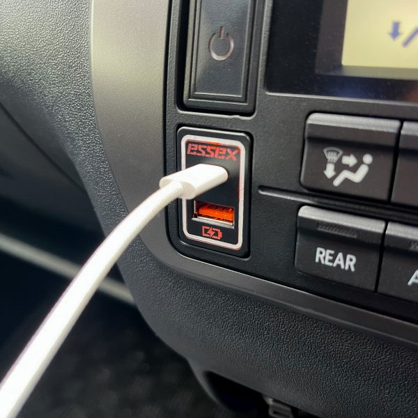 CRS ESSEX Type-C 急速充電対応USBポート トヨタスイッチ ホワイト ハイエース 200系 2013年12月～ 4型～ 沖縄・離島は要確認
