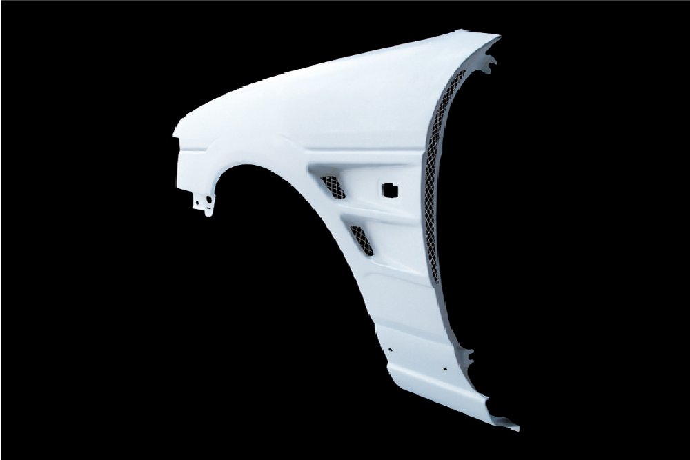 車メーカーNISSANニッサン車種LAURELローレル型式C35年式H9.6～ (1997/06～)品番DMFEC35D1FLメーカー名CSマーケティングブランド名D-MAXディーマックス品名D1スペック ワイドフェンダー +30mm商品内容片側のみ(左)材質繊維強化プラスチック(FRP)※生産工場により白ゲルコートもしくは、黒ゲルコート仕上げ出幅片側 30mm付属品ネット 2枚備考※商品は生産工場により白ゲルコートもしくは、黒ゲルコート仕上げになります。※製造時及び出荷前に品質のチェックを行っておりますがFRPの性質上、気泡、小傷、小ヒビなどが発生する場合がありますので下地作業時に必要であればパテ修正を行って下さい。破損の大半が輸送中に発生しています。輸送途中の破損（破片が箱の中に残っていたり、箱に外傷がある場合）に関しては製品到着後7日以内に輸送会社にご相談願います。万一、製品不良などがございましたら製品を検査させて頂きますが塗装後、加工後のクレームには応じ兼ねますので予めご了承願います。※エアロパーツ（FRP製品）は通常のスチール製品と異なり、塗装前に修正を必用とする場合があります。納期について受注生産品の為、納期がかかります。お急ぎの場合はご注文前に必ず在庫確認をお願い致します。※納期が遅い等によるキャンセルは一切お受けできません。注意事項※ こちらの商品はメーカー直送になります。同一メーカーの商品の小物に限り同梱可能です。※ お客様の見落としや確認ミスでのキャンセル・交換・返品は一切お受けできません。※ 商品画像はサンプルです。実際の商品と異なる場合がございます。※ 適合情報は随時更新しておりますが、告知なくメーカー側にて更新される場合がございますので、必ずご注文前にメーカーホームページにて最新の適合表をご確認頂ますようお願い致します。CSマーケティング ドリフト チューニング オーバーフェンダー GC35 GCC35 GNC35 HC35 SC35 D1 SPECD-MAXのエアロパーツへの開発の取り組みは、空気力学的な抵抗・揚力の低減、エンジン・ブレーキの冷却効果増大、軽量化が、操縦・走行安定性の向上ハンドリング性能の向上と走りへの結果にもつなげ、カッコ良さと、車両のトータル的なバランスを開発コンセプトとして販売しています。