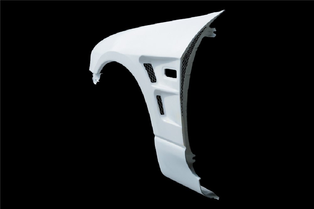 車メーカーNISSANニッサン車種SKYLINEスカイライン型式ECR33 ER33 HR33年式H5.8～H7.12 (1993/08～2005/12)適合備考前期 2ドアクーペ※4ドア不可、GT-R不可品番DMFER33D1FLメーカー名CSマーケティングブランド名D-MAXディーマックス品名D1スペック ワイドフェンダー +30mm商品内容片側のみ(左)材質繊維強化プラスチック(FRP)※生産工場により白ゲルコートもしくは、黒ゲルコート仕上げ出幅片側 30mm付属品ネット 2枚備考※商品は生産工場により白ゲルコートもしくは、黒ゲルコート仕上げになります。※製造時及び出荷前に品質のチェックを行っておりますがFRPの性質上、気泡、小傷、小ヒビなどが発生する場合がありますので下地作業時に必要であればパテ修正を行って下さい。破損の大半が輸送中に発生しています。輸送途中の破損（破片が箱の中に残っていたり、箱に外傷がある場合）に関しては製品到着後7日以内に輸送会社にご相談願います。万一、製品不良などがございましたら製品を検査させて頂きますが塗装後、加工後のクレームには応じ兼ねますので予めご了承願います。※エアロパーツ（FRP製品）は通常のスチール製品と異なり、塗装前に修正を必用とする場合があります。納期について受注生産品の為、納期がかかります。お急ぎの場合はご注文前に必ず在庫確認をお願い致します。※納期が遅い等によるキャンセルは一切お受けできません。注意事項※ こちらの商品はメーカー直送になります。同一メーカーの商品の小物に限り同梱可能です。※ お客様の見落としや確認ミスでのキャンセル・交換・返品は一切お受けできません。※ 商品画像はサンプルです。実際の商品と異なる場合がございます。※ 適合情報は随時更新しておりますが、告知なくメーカー側にて更新される場合がございますので、必ずご注文前にメーカーホームページにて最新の適合表をご確認頂ますようお願い致します。CSマーケティング ドリフト チューニング オーバーフェンダー D1 SPEC片側30mmワイド、ツインダクトDesignで、ドア側にダクトを付ける事でよりレーシーなデザインに設計されています。純正フロントバンパー・純正サイドステップも装着可能です。