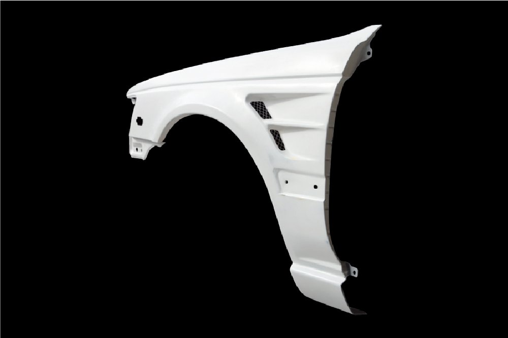車メーカーNISSANニッサン車種LAURELローレル型式C33年式H1.4～ (1989/04～)品番DMFFC33N1FLメーカー名CSマーケティングブランド名D-MAXディーマックス品名フロントオーバーフェンダー +20mm商品内容片側のみ(左)材質繊維強化プラスチック(FRP)※生産工場により白ゲルコートもしくは、黒ゲルコート仕上げ出幅片側 20mm付属品ネット 2枚備考※商品は生産工場により白ゲルコートもしくは、黒ゲルコート仕上げになります。※製造時及び出荷前に品質のチェックを行っておりますがFRPの性質上、気泡、小傷、小ヒビなどが発生する場合がありますので下地作業時に必要であればパテ修正を行って下さい。破損の大半が輸送中に発生しています。輸送途中の破損（破片が箱の中に残っていたり、箱に外傷がある場合）に関しては製品到着後7日以内に輸送会社にご相談願います。万一、製品不良などがございましたら製品を検査させて頂きますが塗装後、加工後のクレームには応じ兼ねますので予めご了承願います。※エアロパーツ（FRP製品）は通常のスチール製品と異なり、塗装前に修正を必用とする場合があります。納期について受注生産品の為、納期がかかります。お急ぎの場合はご注文前に必ず在庫確認をお願い致します。※納期が遅い等によるキャンセルは一切お受けできません。注意事項※ こちらの商品はメーカー直送になります。同一メーカーの商品の小物に限り同梱可能です。※ お客様の見落としや確認ミスでのキャンセル・交換・返品は一切お受けできません。※ 商品画像はサンプルです。実際の商品と異なる場合がございます。※ 適合情報は随時更新しておりますが、告知なくメーカー側にて更新される場合がございますので、必ずご注文前にメーカーホームページにて最新の適合表をご確認頂ますようお願い致します。CSマーケティング ドリフト チューニング ワイドフェンダー EC33 ECC33 FC33 HC33 HCC33 SC33片側20mmワイド、ツインダクトDesignに設計されています。純正フロントバンパー・純正サイドステップも装着可能です。