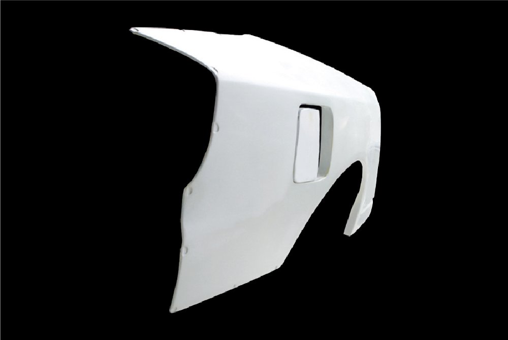 車メーカーNISSANニッサン車種SILVIAシルビア型式S15年式H11.1～ (1999/01～)品番DMFFS15N1RLメーカー名CSマーケティングブランド名D-MAXディーマックス品名リアオーバーフェンダー +30mm商品内容片側のみ(左)材質繊維強化プラスチック(FRP)※生産工場により白ゲルコートもしくは、黒ゲルコート仕上げ出幅片側 30mm付属品フューエルタンク蓋備考※商品は生産工場により白ゲルコートもしくは、黒ゲルコート仕上げになります。※製造時及び出荷前に品質のチェックを行っておりますがFRPの性質上、気泡、小傷、小ヒビなどが発生する場合がありますので下地作業時に必要であればパテ修正を行って下さい。破損の大半が輸送中に発生しています。輸送途中の破損（破片が箱の中に残っていたり、箱に外傷がある場合）に関しては製品到着後7日以内に輸送会社にご相談願います。万一、製品不良などがございましたら製品を検査させて頂きますが塗装後、加工後のクレームには応じ兼ねますので予めご了承願います。※エアロパーツ（FRP製品）は通常のスチール製品と異なり、塗装前に修正を必用とする場合があります。　取扱説明書(PDF)納期について受注生産品の為、納期がかかります。お急ぎの場合はご注文前に必ず在庫確認をお願い致します。※納期が遅い等によるキャンセルは一切お受けできません。注意事項※ こちらの商品はメーカー直送になります。同一メーカーの商品の小物に限り同梱可能です。※ お客様の見落としや確認ミスでのキャンセル・交換・返品は一切お受けできません。※ 商品画像はサンプルです。実際の商品と異なる場合がございます。※ 適合情報は随時更新しておりますが、告知なくメーカー側にて更新される場合がございますので、必ずご注文前にメーカーホームページにて最新の適合表をご確認頂ますようお願い致します。CSマーケティング ドリフト チューニング ワイドフェンダー片側30mmワイドです。リアフェンダーをワイドにするキットです。フューエルタンクも付属品で蓋がついています。フェンダーを当ててしまった場合など、本製品を装着する事で、鈑金する事なく上から被せる事で、綺麗に見せる事ができます。