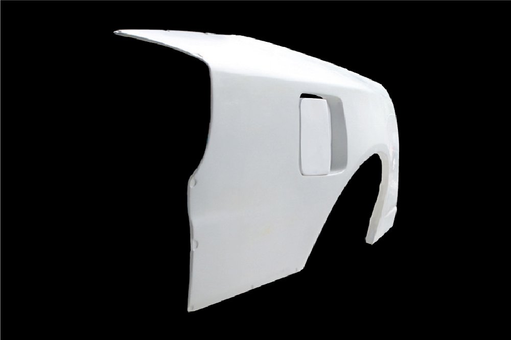 車メーカーNISSANニッサン車種SILVIAシルビア型式S15年式H11.1～ (1999/01～)品番DMFFS15N2Rメーカー名CSマーケティングブランド名D-MAXディーマックス品名リアオーバーフェンダー +50mm商品内容左右セット材質繊維強化プラスチック(FRP)※生産工場により白ゲルコートもしくは、黒ゲルコート仕上げ出幅片側 50mm付属品フューエルタンク蓋備考※商品は生産工場により白ゲルコートもしくは、黒ゲルコート仕上げになります。※製造時及び出荷前に品質のチェックを行っておりますがFRPの性質上、気泡、小傷、小ヒビなどが発生する場合がありますので下地作業時に必要であればパテ修正を行って下さい。破損の大半が輸送中に発生しています。輸送途中の破損（破片が箱の中に残っていたり、箱に外傷がある場合）に関しては製品到着後7日以内に輸送会社にご相談願います。万一、製品不良などがございましたら製品を検査させて頂きますが塗装後、加工後のクレームには応じ兼ねますので予めご了承願います。※エアロパーツ（FRP製品）は通常のスチール製品と異なり、塗装前に修正を必用とする場合があります。　取扱説明書(PDF)納期について受注生産品の為、納期がかかります。お急ぎの場合はご注文前に必ず在庫確認をお願い致します。※納期が遅い等によるキャンセルは一切お受けできません。注意事項※ こちらの商品はメーカー直送になります。同一メーカーの商品の小物に限り同梱可能です。※ お客様の見落としや確認ミスでのキャンセル・交換・返品は一切お受けできません。※ 商品画像はサンプルです。実際の商品と異なる場合がございます。※ 適合情報は随時更新しておりますが、告知なくメーカー側にて更新される場合がございますので、必ずご注文前にメーカーホームページにて最新の適合表をご確認頂ますようお願い致します。CSマーケティング ドリフト チューニング ワイドフェンダー片側50mmワイドです。リアフェンダーをワイドにするキットです。フューエルタンクも付属品で蓋がついています。フェンダーを当ててしまった場合など、本製品を装着する事で、鈑金する事なく上から被せる事で、綺麗に見せる事ができます。