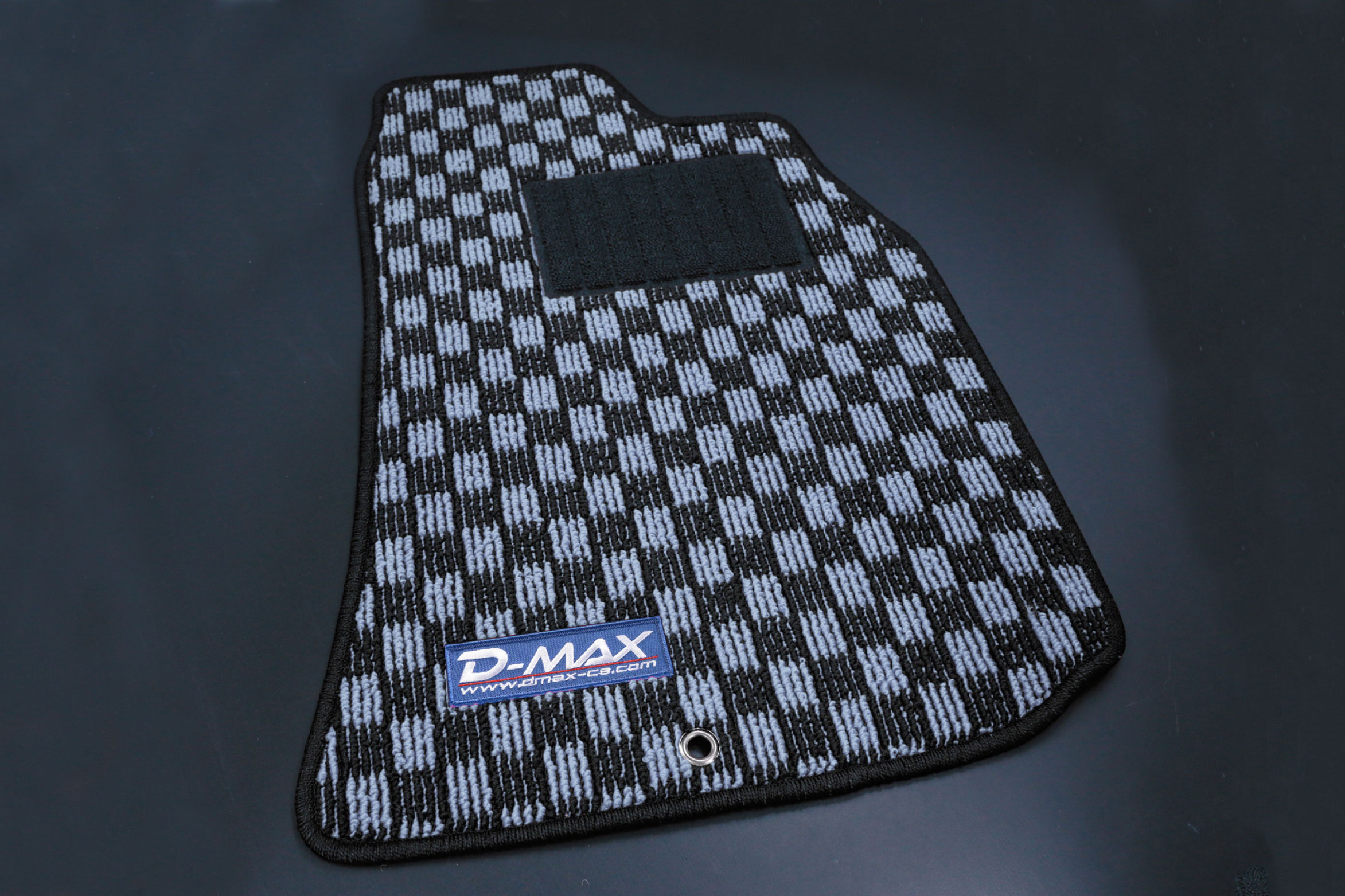 車メーカーTOYOTAトヨタ車種CHASERチェイサー型式JZX90 JZX91 JZX93年式H4.10～ (1992/10～)適合備考※2WD or 4WD / AT or MT の確認が必要です。品番DMH1008メーカー名CSマーケティングブランド名D-MAXディーマックス品名フロアマット商品内容1台分カラーシルバー×ブラック備考※車種・型式・駆動方式・ミッション・アクセルペダル・グレードの確認が必要になる車種がございますので、あらかじめ分かる資料をご準備下さい。納期についてメーカー在庫があれば3～4営業日、欠品時は1ヶ月～お時間がかかります。お急ぎの場合はご注文前に必ず在庫確認をお願い致します。※納期が遅い等によるキャンセルは一切お受けできません。注意事項※ こちらの商品はメーカー直送になります。同一メーカーの商品の小物に限り同梱可能です。※ お客様の見落としや確認ミスでのキャンセル・交換・返品は一切お受けできません。※ 商品画像はサンプルです。実際の商品と異なる場合がございます。※ 適合情報は随時更新しておりますが、告知なくメーカー側にて更新される場合がございますので、必ずご注文前にメーカーホームページにて最新の適合表をご確認頂ますようお願い致します。CSマーケティング ドリフト チューニングレーシングなチェックデザインで、1本1本丁寧に織り込み上げて縫製されているフロアマットになります。かかとが当たる部分には、補強のヒールパッドがあり、長年使用してもチェッカーデザイン部を守ってくれます。