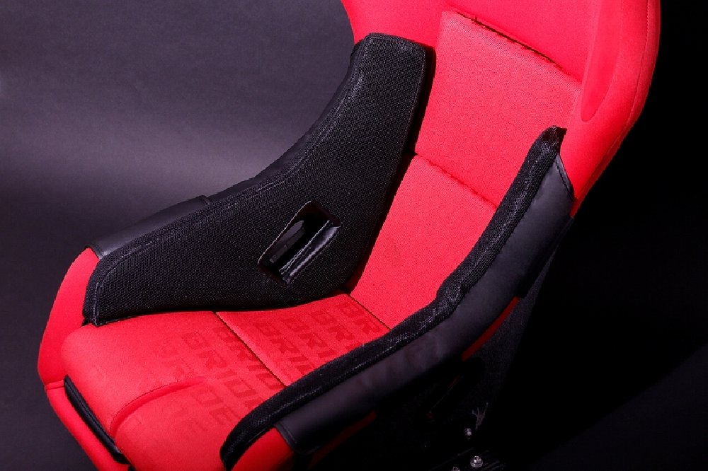 品番DMIP100B2ACメーカー名CSマーケティングブランド名D-MAXディーマックス品名ホールディングパッド (スポーツシート用)表面素材PVCレザー生地カラーブラックパッド内部素材極厚スポンジ座面厚み30mm脇下厚み30mm備考※BRIDE社ZETA IIIをベースに制作しておりますが、その他フルバケットシートへはサイズが合えば汎用性もございます。※お手入れ方法柔らかい布で乾拭きをして下さい。それでも汚れが取れない場合は、水もしくはぬるま湯で薄めた中性洗剤で拭き取り、水拭きをしてから乾いたウエスや布で乾拭きして下さい。　取扱説明書(PDF)納期についてメーカー在庫があれば3～4営業日、欠品時は1ヶ月～お時間がかかります。お急ぎの場合はご注文前に必ず在庫確認をお願い致します。※納期が遅い等によるキャンセルは一切お受けできません。注意事項※ こちらの商品はメーカー直送になります。同一メーカーの商品の小物に限り同梱可能です。※ お客様の見落としや確認ミスでのキャンセル・交換・返品は一切お受けできません。※ 商品画像はサンプルです。実際の商品と異なる場合がございます。※ 適合情報は随時更新しておりますが、告知なくメーカー側にて更新される場合がございますので、必ずご注文前にメーカーホームページにて最新の適合表をご確認頂ますようお願い致します。CSマーケティング ドリフト チューニング市販のスポーツシートは、あくまでも量産品になります。市場調査に於いて、身長の低い方はフロントガラスより見える視界が狭いと感じるドライバーの方が多く、細見の方は脇の下のホールド性がなく、横Gがかかった際にシートの中で動いてしまうと言う意見が多く聞かれました。スポーツシートに標準装備されている座部・腿部クッションの下に『ホールディングパッド』を装着することで、ドライバーの目線を0～45mmとお好みの高い位置へ容易に変更できます。また脇下の空間には、極厚スポンジを30mm入れる事で、今まで感じる事のできなかった、スポーツシート本来のホールド性を感じる事ができるようになり、最適なドライビングポジションを得ることが出来ます。また別売りのサイドポケットパッドも標準装備となり、携帯電話や無線機を入れる事ができます。
