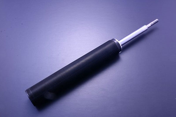 車メーカーTOYOTAトヨタ車種CHASERチェイサー型式GX90 JZX90年式H4.10～ (1992/10～)品番DMTPRSSSJZXT1品名補修パーツ リアシリンダー適合SUPER STREET備考※本製品の在庫状況により、出荷までにお時間がかかる場合がございます。納期などは事前に必ずお問い合わせください。納期についてメーカー在庫があれば3～4営業日、欠品時は1ヶ月～お時間がかかります。お急ぎの場合はご注文前に必ず在庫確認をお願い致します。※納期が遅い等によるキャンセルは一切お受けできません。注意事項※ こちらの商品はメーカー直送になります。同一メーカーの商品の小物に限り同梱可能です。※ お客様の見落としや確認ミスでのキャンセル・交換・返品は一切お受けできません。※ 商品画像はサンプルです。実際の商品と異なる場合がございます。※ 適合情報は随時更新しておりますが、告知なくメーカー側にて更新される場合がございますので、必ずご注文前にメーカーホームページにて最新の適合表をご確認頂ますようお願い致します。CSマーケティング ドリフト チューニング REPAIR PARTSSUPER STREETサスペンション用、リアシリンダーの補修部品となります。シリンダー部分をオーバーホールをする場合、使用中のシリンダーを取り外してメーカーに送付した後、分解調整を行って返却されるする方法が一般的です。この方法ですと、シリンダーがOH後に返却されるまでの期間、車両預けたままだったり、純正に戻したりと時間と手間が掛かるというイメージばかりでしたが、1度の作業でシリンダー部を、すぐに新品へ交換する事で、より効率よく新品に交換する事できるようになりました。