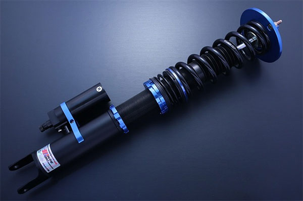 車メーカーNISSANニッサン車種SKYLINEスカイライン型式BCNR33年式H7.1～ (1995/01～)グレードGT-R品番DMTPRSRSGTRL品名補修パーツ リアサスペンション商品内容片側のみ 左側(助手席側)倒立／正立正立メイン自由長220mmメインスプリングレート9Kgf/mmメインスプリングタイプ直巻メインスプリング内径62Фアッパーマウントピロ全長調整 方法フルタップ式減衰力調整方法ダイヤル式減衰調整30段階備考※伸び側・縮み側の2wayで独立調整が可能※本製品の在庫状況により、出荷までにお時間がかかる場合がございます。納期などは事前に必ずお問い合わせください。納期についてメーカー在庫があれば3～4営業日、欠品時は1ヶ月～お時間がかかります。お急ぎの場合はご注文前に必ず在庫確認をお願い致します。※納期が遅い等によるキャンセルは一切お受けできません。注意事項※ こちらの商品はメーカー直送になります。同一メーカーの商品の小物に限り同梱可能です。※ お客様の見落としや確認ミスでのキャンセル・交換・返品は一切お受けできません。※ 商品画像はサンプルです。実際の商品と異なる場合がございます。※ 適合情報は随時更新しておりますが、告知なくメーカー側にて更新される場合がございますので、必ずご注文前にメーカーホームページにて最新の適合表をご確認頂ますようお願い致します。CSマーケティング ドリフト チューニング RACING SPEC REPAIR PARTSRACING SPEC(GT-Rリアナックル対応)のリアサスペンションを、Assyで交換する為の補修部品となります。RACING SPECサスペンションのGT-Rリアナックル対応モデルです。大会参戦者上位の方は、ナックルの強度もあり軽量なGT-R用へ変更する方が大半です。ただシルビアからGT-Rへはそのまま装着できませんので、GT-Rナックル対応モデルのRACING SPECバージョンを制作しました。