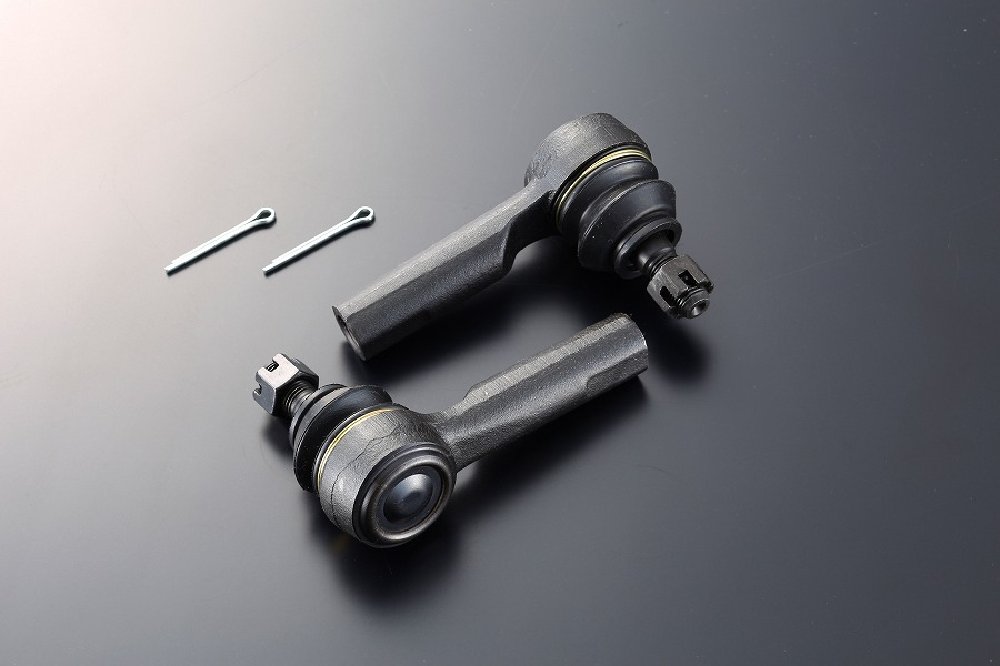 車メーカーNISSANニッサン車種SILVIAシルビア型式S15年式H11.1～ (1999/01～)適合備考ハイキャス無品番DMSU022AT3メーカー名CSマーケティングブランド名D-MAXディーマックス品名D1スペック タイロッドエンド ボールジョイントタイプロッド径22Фロッド長純正比同等調整ピッチ1.25mm材質本体部 S45C付属品ナット 2個割ピン 2本　取扱説明書(PDF)納期についてメーカー在庫があれば3～4営業日、欠品時は1ヶ月～お時間がかかります。お急ぎの場合はご注文前に必ず在庫確認をお願い致します。※納期が遅い等によるキャンセルは一切お受けできません。注意事項※ こちらの商品はメーカー直送になります。同一メーカーの商品の小物に限り同梱可能です。※ お客様の見落としや確認ミスでのキャンセル・交換・返品は一切お受けできません。※ 商品画像はサンプルです。実際の商品と異なる場合がございます。※ 適合情報は随時更新しておりますが、告知なくメーカー側にて更新される場合がございますので、必ずご注文前にメーカーホームページにて最新の適合表をご確認頂ますようお願い致します。CSマーケティング ドリフト チューニング D1 SPECナックルとステアリングギアボックスを繋ぐ重要な役割をしているのがこのタイロッドエンドです。ボールジョイントは、本来ブーツの中に入っているグリスのおかげでスムーズな動きとボールジョイントの保護をしております。このタイロッドエンドボールジョイントtypeは、強化タイプのブーツを使用しているので、ノーマルのようなニュートラルなフィーリングを残しつつ、強化ブーツでリフレッシュさせることが可能です。