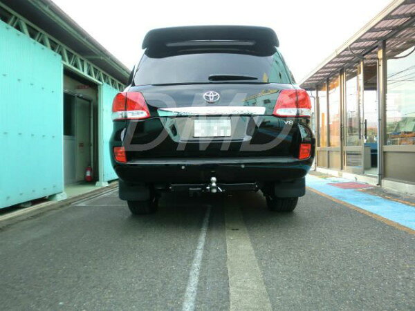 車メーカーTOYOTAトヨタ車種LAND CRUISERランドクルーザー型式URJ202W UZJ200W年式H19.9～ (2007/9～)バンパーノーマル品番LC200-1D品名ヒッチメンバーセット内容メインバーサイドプレートボールマウント2インチヒッチボール取付けボルトロックピン取説材質スチール製 黒色粉体塗装牽引クラス最大牽引トレーラー総重量1500kgメインバー本体バンパー下ボールマウント25(1)down装着・加工ボルトオン備考※電極を含む配線部品は別売です。納期についてこちらの商品は受注生産になります。ご注文後、約1～2ヶ月でメーカー様より直送です。お急ぎの場合はご注文前に必ず在庫確認をお願い致します。納期が遅い等によるキャンセルは一切お受けできません。注意事項※個人宅宛の発送の場合は別途追加で送料がかかります。自動計算される送料ではございません。法人宛の場合は送付先の屋号・固定電話番号が必要です。自宅兼事務所等は個人宅扱いとなります。※お客様の見落としや確認ミスでのキャンセル・交換・返品は一切お受けできません。※商品画像はサンプルです。実際の商品と細部等が異なる場合がございます。※適合情報は随時更新しておりますが、告知なくメーカー側にて更新される場合がございますので、必ずご注文前にメーカー適合表にて最新の適合表をご確認頂ますようお願い致します。ディーエムディー トレーラー けん引 牽引 ボート ジェットスキー ヒッチカーゴ