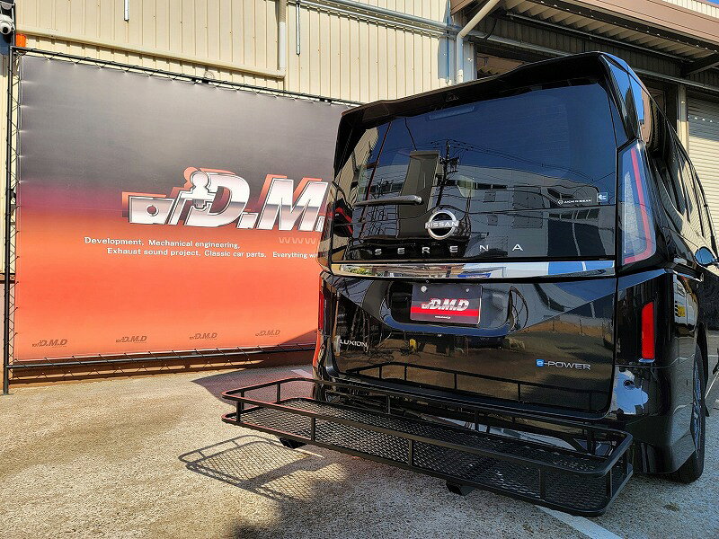 車メーカーNISSANニッサン車種SERENAセレナ型式C28 FC28 GC28 GFC28 NC28 SFNC28 SNC28年式R4.12～ (2022/12～)グレードX/XV/ハイウェイスター/ルキシオン適合備考※オーテックは装着未確認品番SR28-1C-3品名ヒッチメンバー3本出し(ヒッチ＋キャリア)セット内容メインバーサイドプレートボールマウント2インチヒッチボール取付けボルトロックピンキャリーアームキャリア取説材質スチール製 黒色粉体塗装牽引クラス最大牽引トレーラー総重量750kgメインバー本体バンパー下キャリア最大積載量100kg※キャリア重量(約15kg)を含むキャリア内寸460mm×1460mm×100mm装着・加工既存穴拡張備考※電極を含む配線部品は別売です。※キャリアの使用に関する注意事項平成28年4月1日よりナンバープレートの表示義務が明確化され、取り締まりが厳しくなります。それによりキャリアへの積荷によってナンバープレートが隠れていると罰則金を支払わないといけなくなる可能性がありますので、キャリア使用時にはナンバープレートがしっかりと見える状態でご使用ください。納期についてこちらの商品は受注生産になります。ご注文後、約1～2ヶ月でメーカー様より直送です。お急ぎの場合はご注文前に必ず在庫確認をお願い致します。納期が遅い等によるキャンセルは一切お受けできません。注意事項※個人宅宛の発送の場合は別途追加で送料がかかります。自動計算される送料ではございません。法人宛の場合は送付先の屋号・固定電話番号が必要です。自宅兼事務所等は個人宅扱いとなります。※お客様の見落としや確認ミスでのキャンセル・交換・返品は一切お受けできません。※商品画像はサンプルです。実際の商品と細部等が異なる場合がございます。※適合情報は随時更新しておりますが、告知なくメーカー側にて更新される場合がございますので、必ずご注文前にメーカー適合表にて最新の適合表をご確認頂ますようお願い致します。ディーエムディー トレーラー けん引 牽引 ボート ジェットスキー ヒッチカーゴ・付属ボルト強度は8T、ナットはS45Cを使用しております。・ヒッチメンバーを利用したキャリアに比べますと、2本出しなのでガタつきが少なく、安定感があります。・キャンピング用品・クーラーボックス・ポリタンクなどはキャリアごと持ち運べて運搬にとても便利です。・室内に乗せたくないゴミなどはキャリアへ！・空荷の時はリアのハッチも開閉可能。・キャリア・キャリーアーム・ボールマウントをはずしていただければ(工具不要）車検にも通ります。
