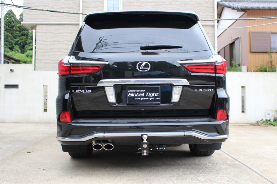車メーカーLEXUSレクサス車種LX570型式DBA-URJ201W年式H27.9～H29.7 (2015/9～2017/7)適合備考純正バンパー、純正マフラー商品内容ヒッチメンバー本体ボールマウントヒッチボールマウントロックピン配線カプラー取り付けボルト一式取扱説明書タイプメインバー見えないタイプ牽引能力2000kg静止垂直荷重200kg商品概要レクサスLX570用ヒッチメンバーになります。純正バンパー、純正マフラー用です。メインバーが隠れるタイプのヒッチメンバーになります。メインバーをバンパーの裏に入るように設計したタイプになります。マウント差込口のみが見える形状となりスマートなイメージのヒッチメンバーになります。備考ヒッチメンバーを取り付けると、スペアタイヤが完全に元の位置に戻りません若干斜め位置での取り付けになります。個体差、取り付け方法によりスペアタイヤ前方のラテラルロッドに近くなる場合があります。その様な場合はスペアタイヤの取り外しを推奨いたします。加工なし : ボルトオン取り付け画像はモデリスタエアロ用の画像になります配線コネクタステー位置ですが只今車両左側に統一しております。マイナーチェンジ後モデルより車両側ステーに一部ヒッチメンバーが干渉致します。車両側ステーを一部曲げて頂く加工が必要になります。納期についてこちらの商品はお取り寄せになります。メーカー在庫あれば2～3日後出荷、メーカー在庫切れの場合は数ヶ月お時間を頂く場合もございます。お急ぎの場合はご注文前に必ず在庫確認をお願い致します。納期が遅い等によるキャンセルは一切お受けできません。注意事項※こちらの商品は、個人宅への発送が出来ません。法人様を送付先にご指定下さい。※重量物ということもあり、破損事故防止の為、お客様にも荷下ろし作業にお手を貸していただけますようお願い致します。※掲載の画像はお客様の車両を撮影させて頂いた画像を掲載しており。オプション選択された部品が移っている場合も御座います。予めご了承ください。※お客様の見落としや確認ミスでのキャンセル・交換・返品は一切お受けできません。※商品画像はサンプルです。実際の商品と細部等が異なる場合がございます。※適合情報は随時更新しておりますが、告知なくメーカー側にて更新される場合がございますので、必ずご注文前にメーカー適合表にて最新の適合表をご確認頂ますようお願い致します。Global Tight トレーラー けん引 牽引 ボート ジェットスキー ヒッチカーゴ