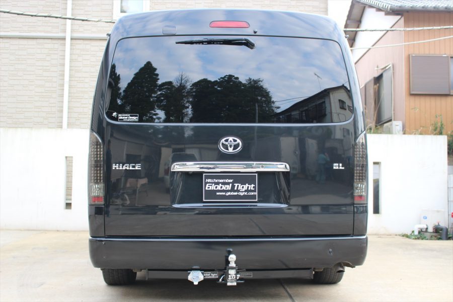 車メーカーTOYOTAトヨタ車種HIACEハイエース型式200系年式R4.4～ (2022/04～)適合備考7型 ワイドボディ商品内容ヒッチメンバー本体ボールマウントヒッチボールマウントロックピン配線カプラー取り付けボルト一式取扱説明書タイプメインバー見えるタイプ牽引能力1500kg静止垂直荷重150kg商品概要ハイエース200系対応ヒッチメンバーになります。7型ワイドボディー対応になります。メインバーが見えるタイプのヒッチメンバーになります。メインバーに曲げ加工を施し、バンパー下にピッタリのクリアランスで違和感のない外観になります。備考取付 : 加工なしボルトオンマフラーがヒッチメンバーに近いまたは干渉する個体は、マフラー吊ゴムをダウンブッシュに変更しご使用下さい。ダウンブッシュは別途販売しております。（ディーゼル車両干渉するケースが多くあります）納期についてこちらの商品はお取り寄せになります。メーカー在庫あれば2～3日後出荷、メーカー在庫切れの場合は数ヶ月お時間を頂く場合もございます。お急ぎの場合はご注文前に必ず在庫確認をお願い致します。納期が遅い等によるキャンセルは一切お受けできません。注意事項※こちらの商品は、個人宅への発送が出来ません。法人様を送付先にご指定下さい。※重量物ということもあり、破損事故防止の為、お客様にも荷下ろし作業にお手を貸していただけますようお願い致します。※掲載の画像はお客様の車両を撮影させて頂いた画像を掲載しており。オプション選択された部品が移っている場合も御座います。予めご了承ください。※お客様の見落としや確認ミスでのキャンセル・交換・返品は一切お受けできません。※商品画像はサンプルです。実際の商品と細部等が異なる場合がございます。※適合情報は随時更新しておりますが、告知なくメーカー側にて更新される場合がございますので、必ずご注文前にメーカー適合表にて最新の適合表をご確認頂ますようお願い致します。Global Tight トレーラー けん引 牽引 ボート ジェットスキー ヒッチカーゴ