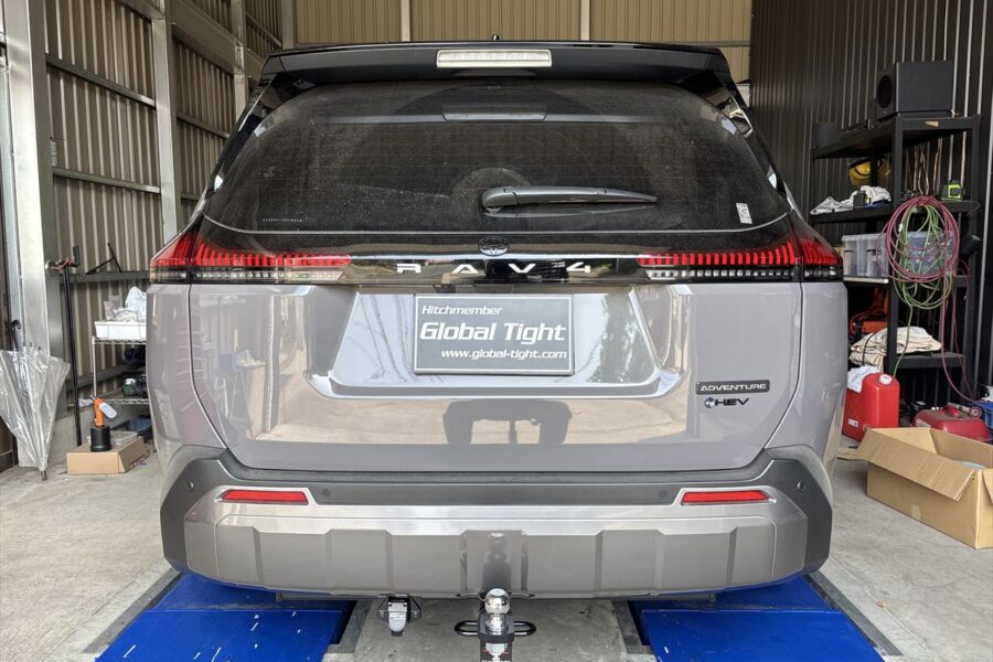 車メーカーTOYOTAトヨタ車種RAV4型式6AA-AXAN64年式R7.12～ (2025/12～)商品内容ヒッチメンバー本体ボールマウントヒッチボールマウントロックピン配線カプラー取り付けボルト一式取扱説明書タイプメインバー見えるタイプ牽引能力750kg静止垂直荷重75kg商品概要RAV4：60用ヒッチメンバーになります。メインバー見えるタイプになりますが、バーが前方方向にある為見えずらい形状になります。備考ハイブリッド、アドベンチャーモデルにて適合確認済み。納期についてこちらの商品はお取り寄せになります。メーカー在庫あれば2～3日後出荷、メーカー在庫切れの場合は数ヶ月お時間を頂く場合もございます。お急ぎの場合はご注文前に必ず在庫確認をお願い致します。納期が遅い等によるキャンセルは一切お受けできません。注意事項※こちらの商品は、個人宅への発送が出来ません。法人様を送付先にご指定下さい。※重量物ということもあり、破損事故防止の為、お客様にも荷下ろし作業にお手を貸していただけますようお願い致します。※掲載の画像はお客様の車両を撮影させて頂いた画像を掲載しており。オプション選択された部品が移っている場合も御座います。予めご了承ください。※お客様の見落としや確認ミスでのキャンセル・交換・返品は一切お受けできません。※商品画像はサンプルです。実際の商品と細部等が異なる場合がございます。※適合情報は随時更新しておりますが、告知なくメーカー側にて更新される場合がございますので、必ずご注文前にメーカー適合表にて最新の適合表をご確認頂ますようお願い致します。Global Tight トレーラー けん引 牽引 ボート ジェットスキー ヒッチカーゴ